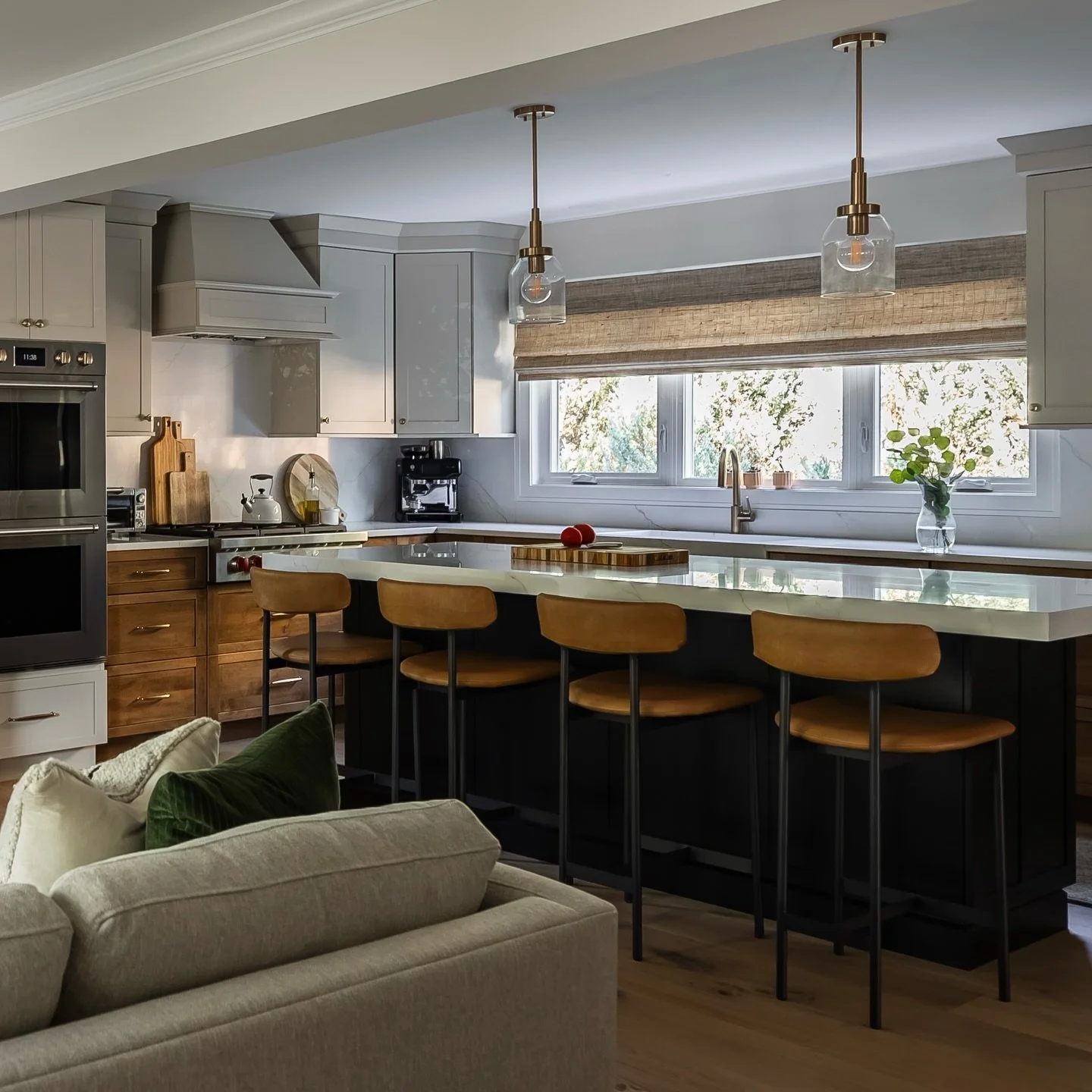 It&rsquo;s cold, dreary, and downright depressing outside, but in here it&rsquo;s warm and cozy. 

Project: Home Stretch 
Photos by @juliannegreeninteriorsphoto 

#edcHomeStretch #kitchendecor