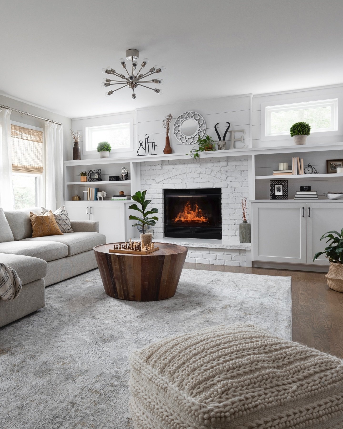Fire &lsquo;em up. Stay warm!

Photography: @pictureperfecthouse 

#fireplacedesign #fireplace #familyroomdesign #esslingerd