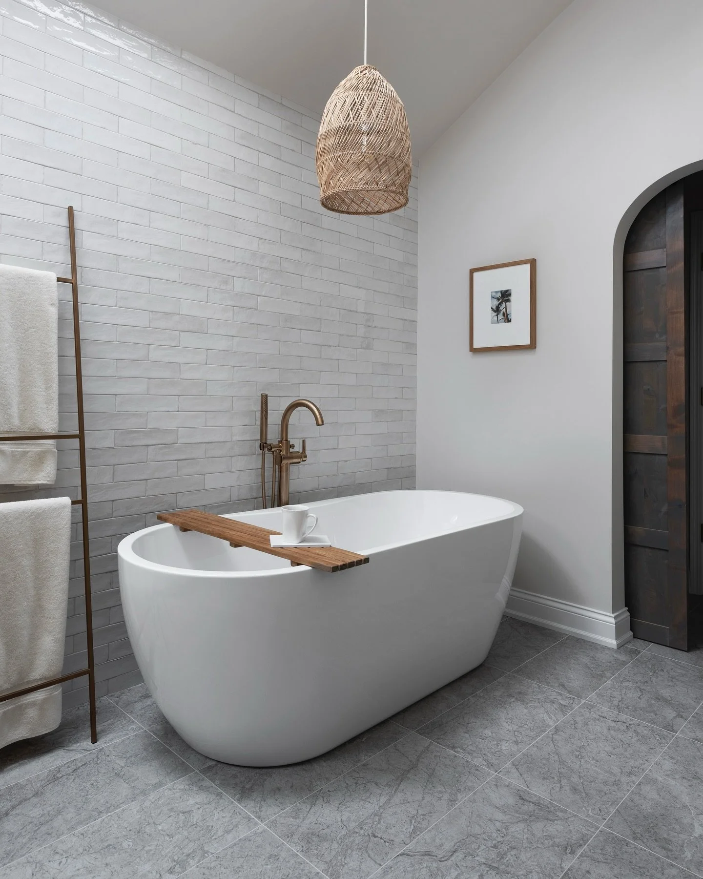 Assuming you&rsquo;re a bathtub person (who isn&rsquo;t?), are you team freestanding or team built-in?

Photos by @pictureperfecthouse 

#bathroomrenovation #bathtubs #bathroomdesign #esslingerdesigncompany