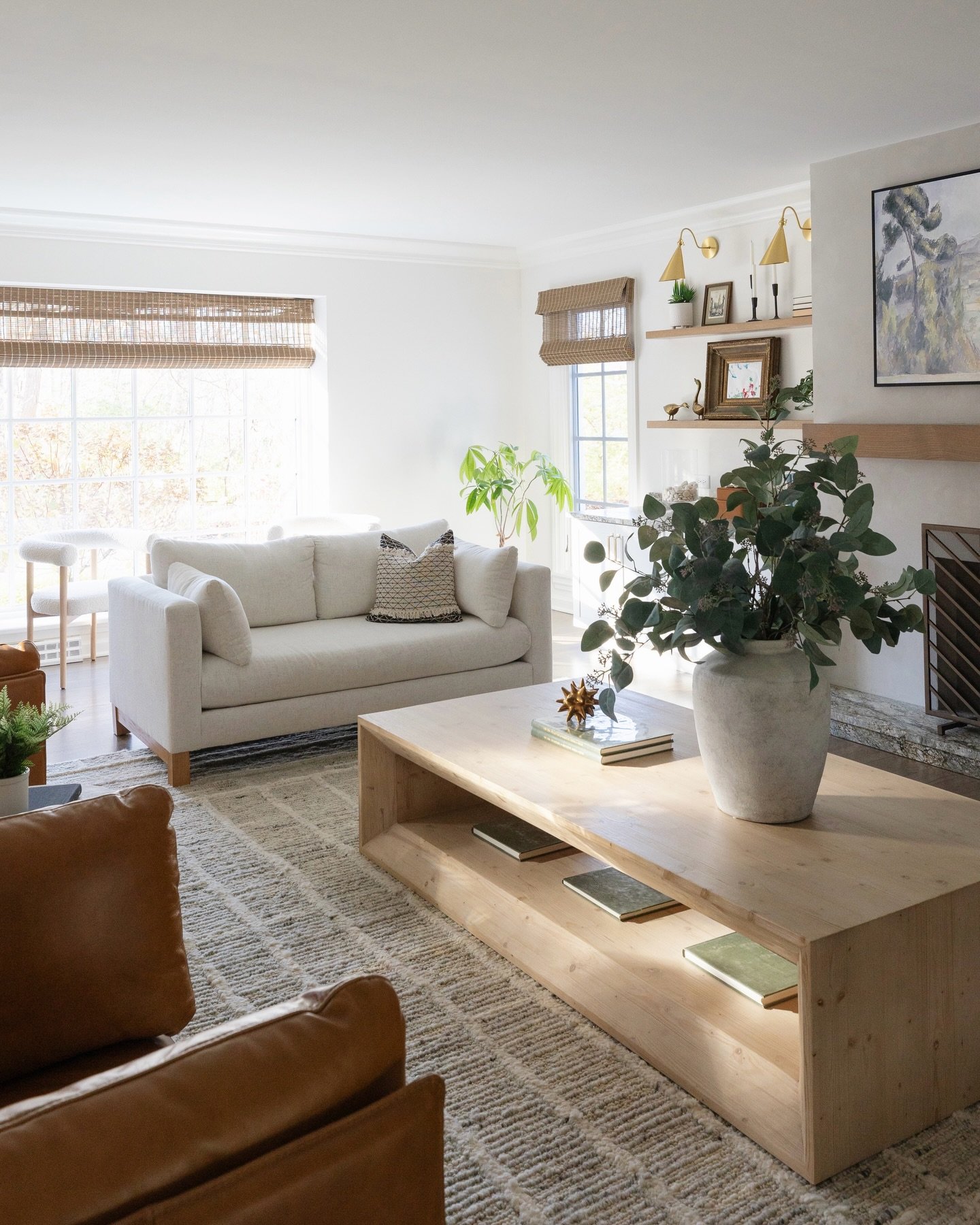 Cheers to the last Friday of February. Looking forward to what March has to offer ☀️

Project: &ldquo;Creature Comforts&rdquo;
Photos by @yandbinteriorsphotography 

#edccreaturecomforts #livingroomdesign #fridayvibes #downersgrove #esslingerdesignco