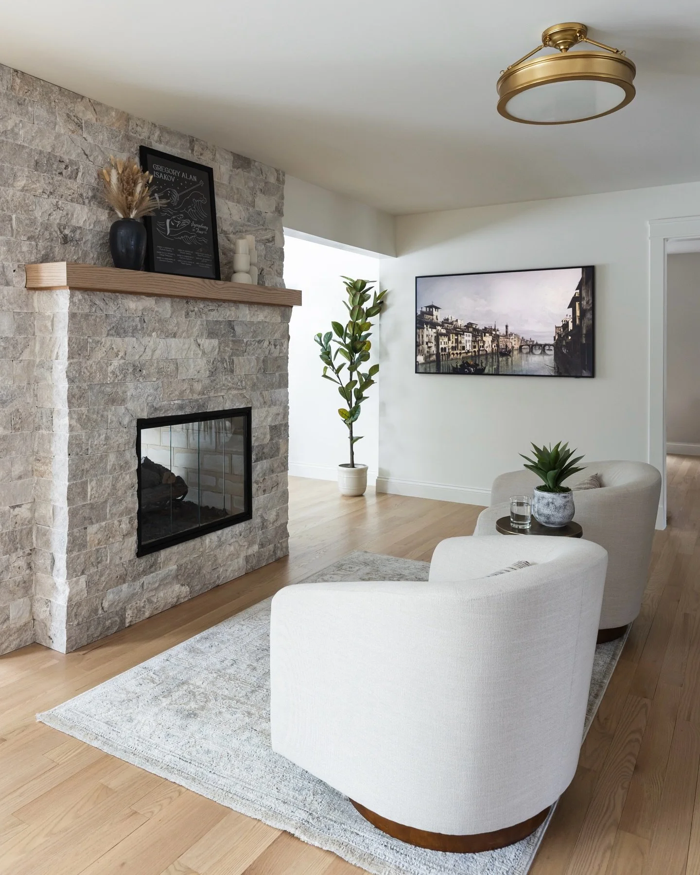 When you have the opportunity to create a two-sided fireplace, you deliver!

Project: New Horizons 
After 📷: by @juliannegreeninteriorsphoto 

#edcNewHorizons #fireplacedesign #twosidedfireplace #naperville #esslingerdesigncompany
