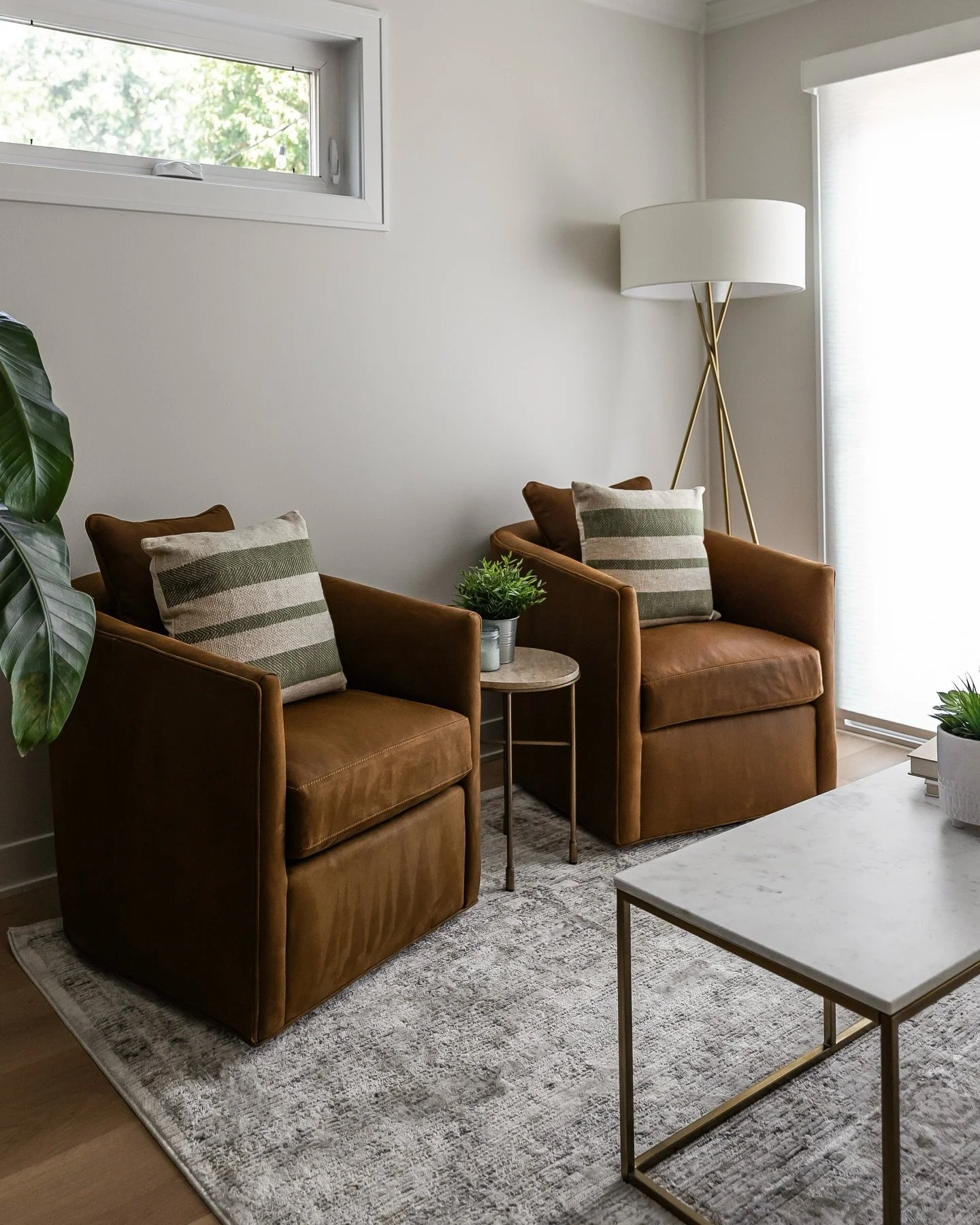A nice place to chill on a Friday morning.

Project: Home Stretch 
Photos by @juliannegreeninteriorsphoto 

#edcHomeStretch #livingroom #homedecor #downersgrove #esslingerdesigncompany