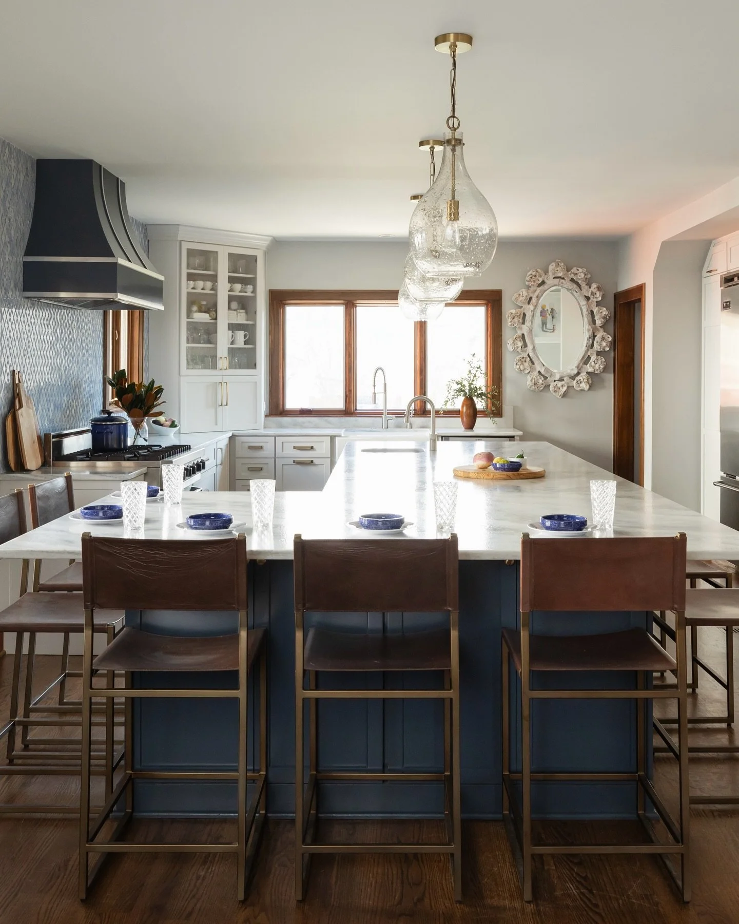 A kitchen that proves you can be warm and cool at the same time. 

Project: Chef&rsquo;s Playground 
Photos by @yandbinteriorsphotography 

#edcChefsPlayground #kitchenrenovation #kitchendesign #downersgrove #esslingerdesigncompany