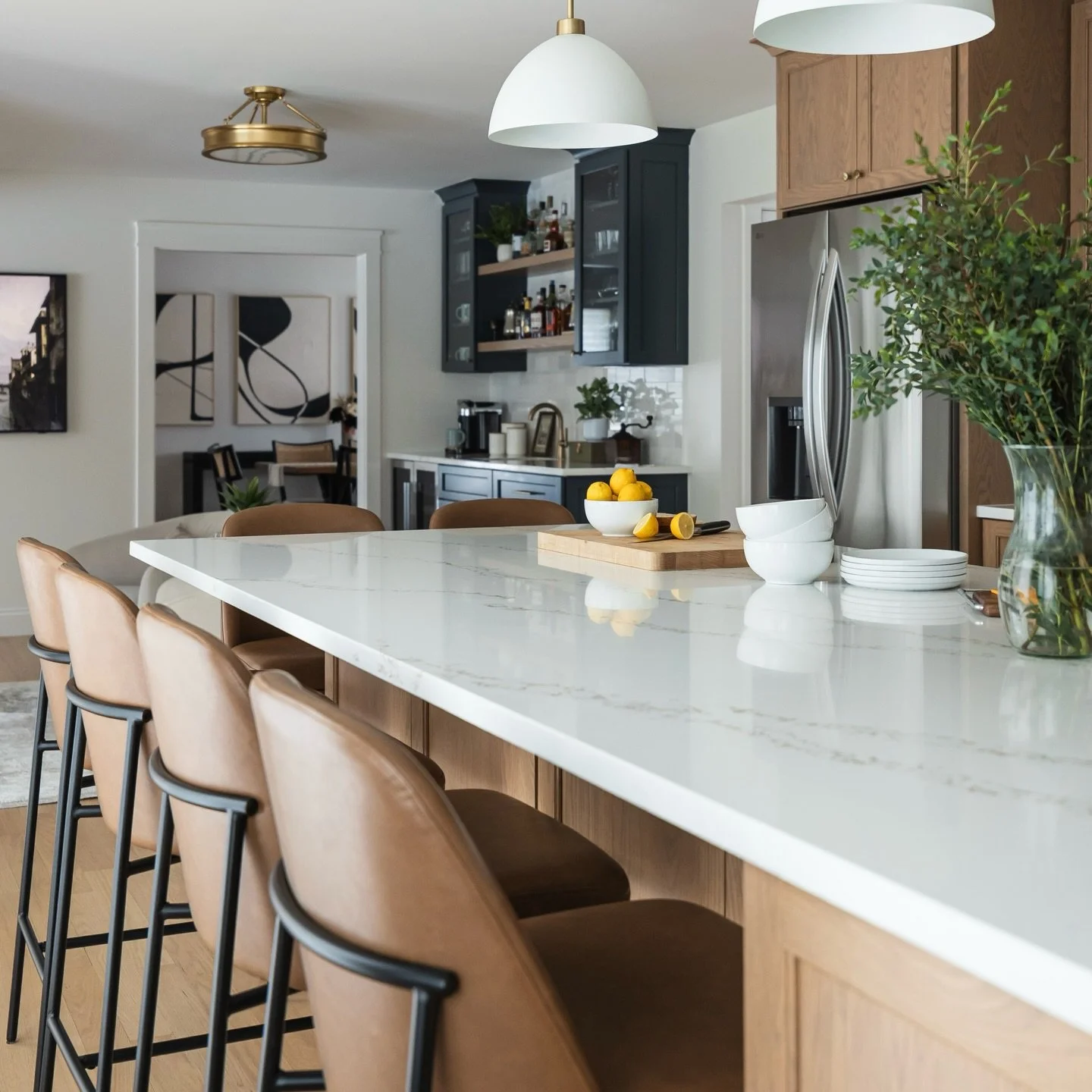 End of the week, on the horizon 🥃

Project: New Horizons 
Photos by @juliannegreeninteriorsphoto 

#homebar #beveragestation #kitchenrenovation #naperville #esslingerdesigncompany
