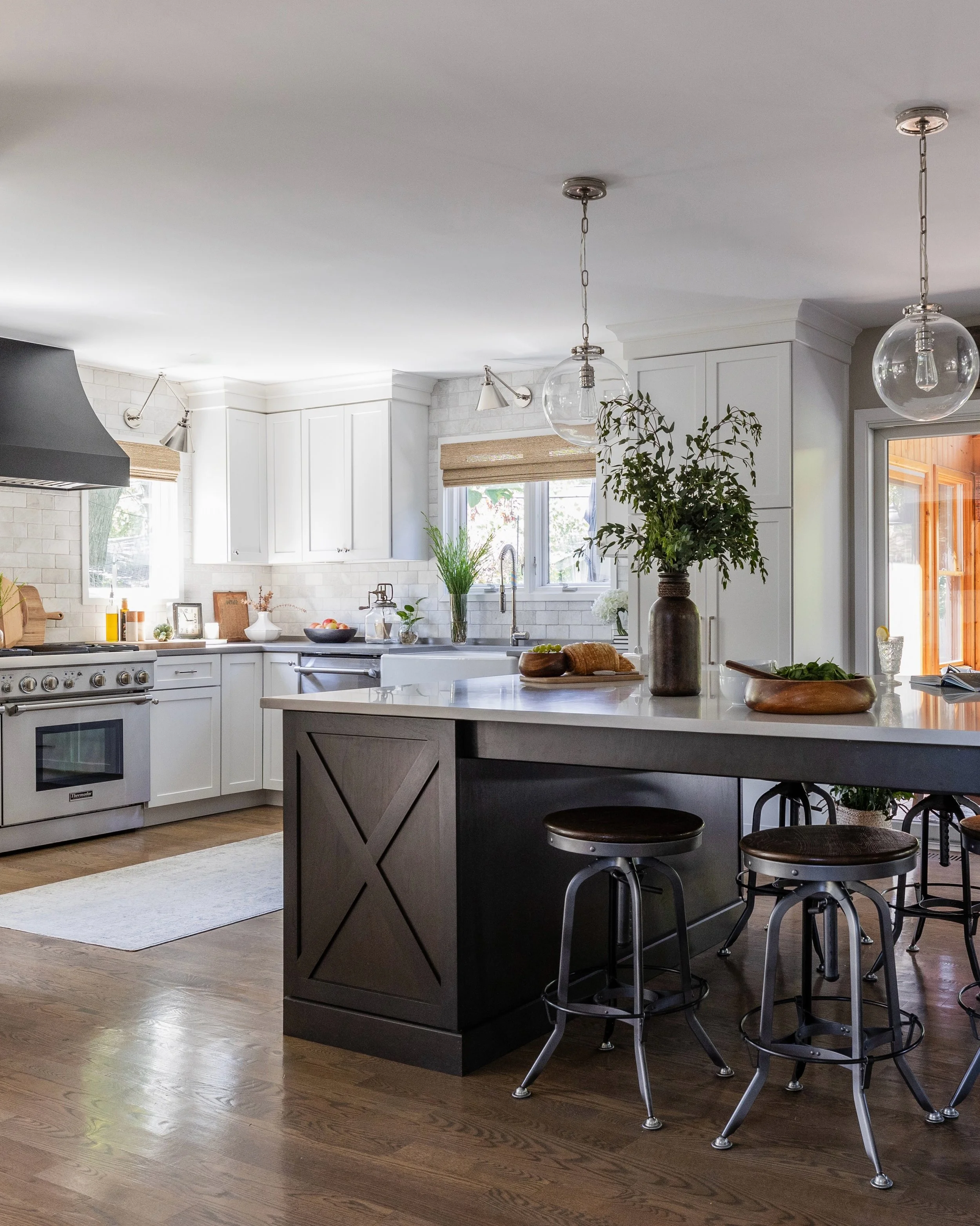 Step inside, love. 

Project: Shifting Gears
Photos by @yandbinteriorsphotography 

#edcShiftingGears #kitchendesign #chicagodesigner #esslingerdesigncompany #downersgrove