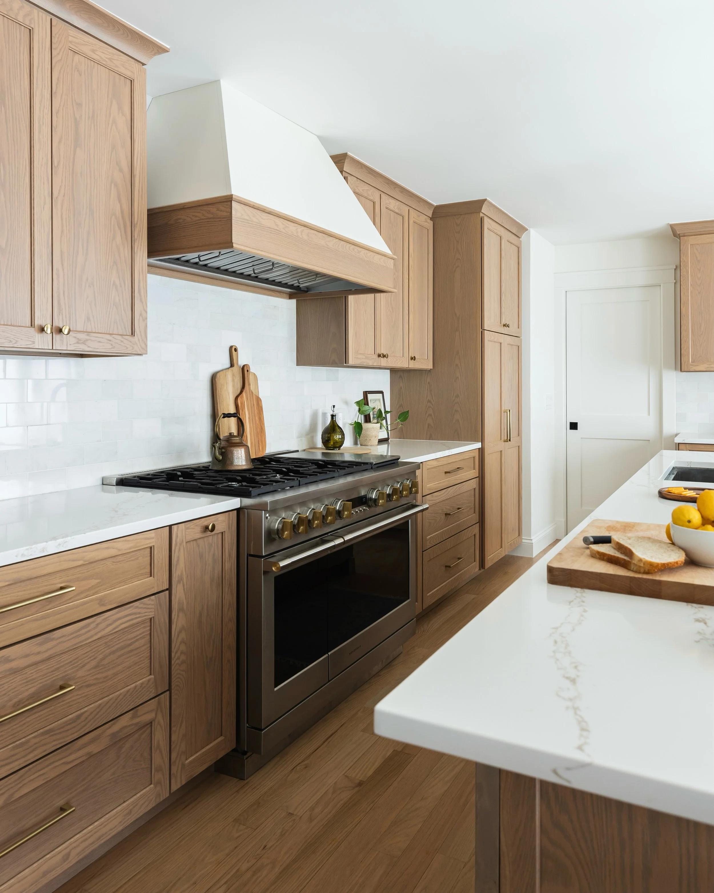 Summertime warmth, all year long in this kitchen. 

Project: New Horizons 
Photos by @juliannegreeninteriorsphoto 

#edcNewHorizons #kitchendesign #whiteoakcabinets #naperville #esslingerdesigncompany