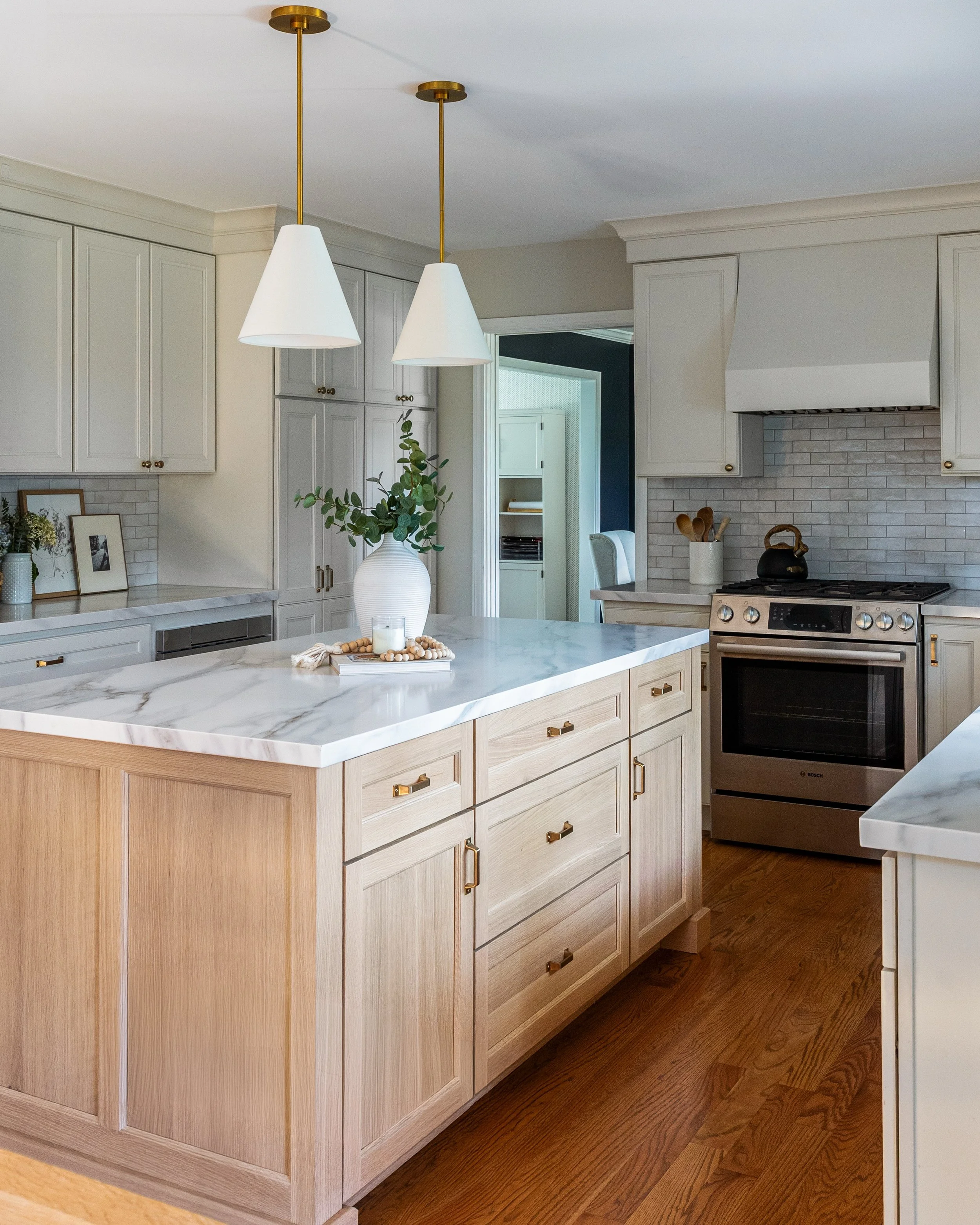 A refresh in this kitchen was truly an overhaul, with a new island, countertops, tile, hood, hardware, lighting, and appliances. 

Project: Buckingham Place
After photo by @juliannegreeninteriorsphoto