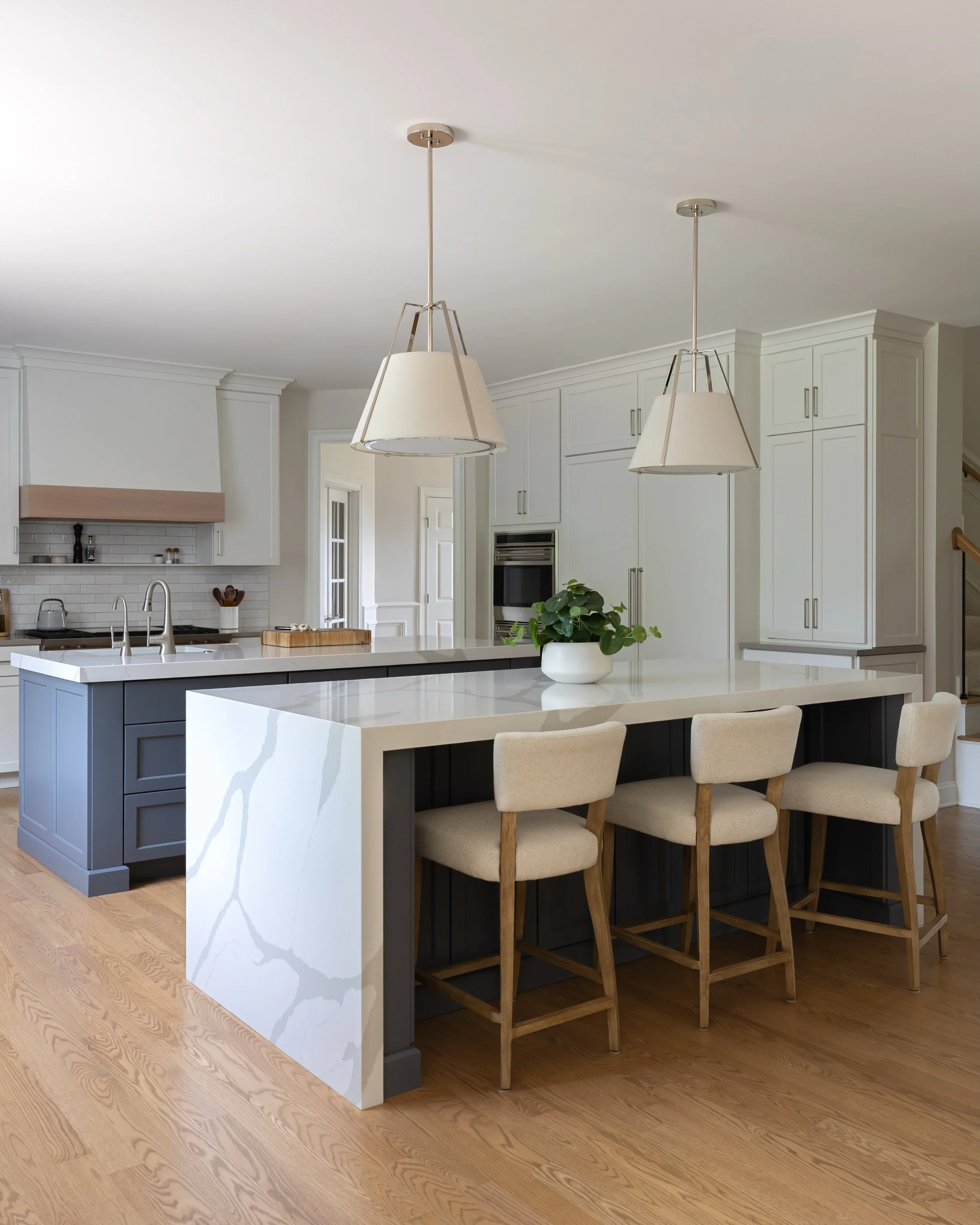 A kitchen with equal amounts of classic and contemporary. This space blends style and functionality perfectly. 

Very excited to start sharing photos of our Prairie Path Forward project!

Photos by @juliannegreeninteriorsphoto