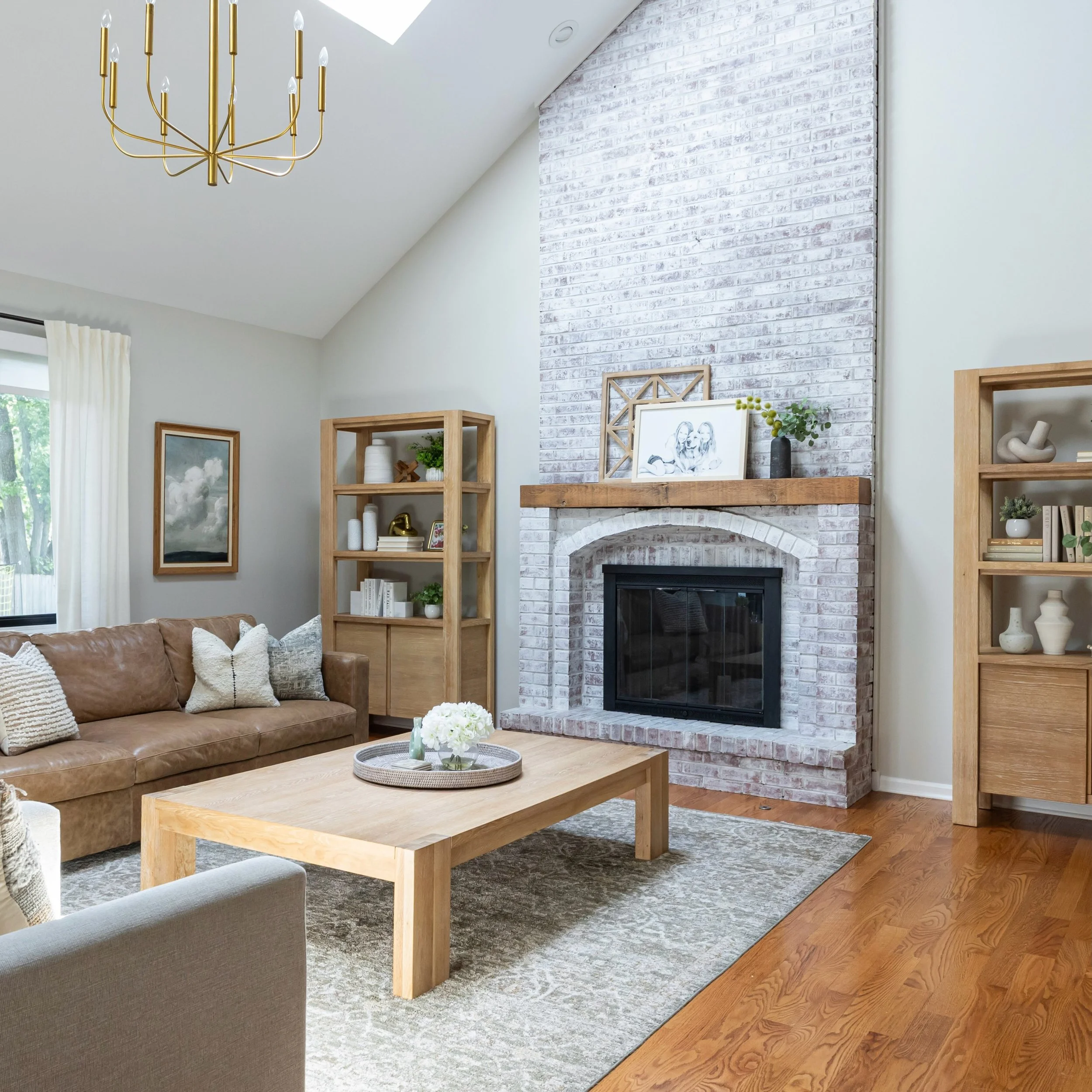 Comfortable > Formal

This cozy space is all about neutral and natural textures, with a big emphasis on family and pet-friendly materials. 

Project: Buckingham Place
Photos by @juliannegreenphotography