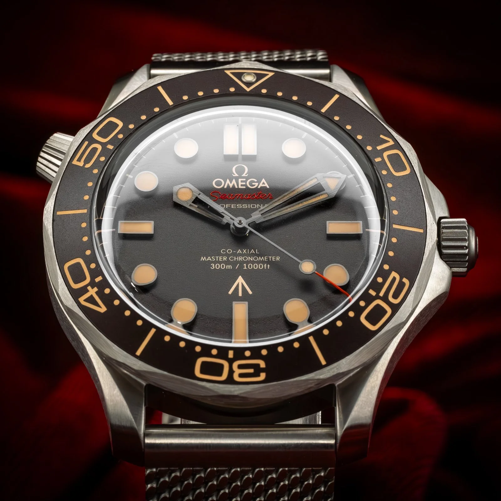 omega-seamaster-diver-300m-007-no-time-to-die-210.90.42.20.01.001-the-stellaris-collection.07.jpg