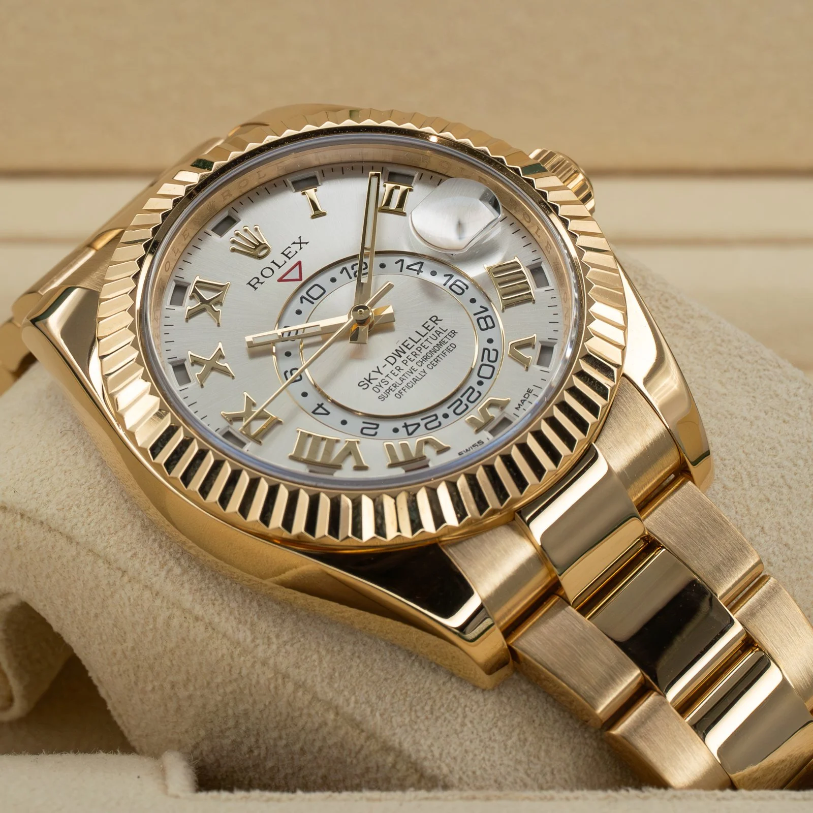 rolex-skydweller-yellow-gold-silver-roman-the-stellaris-collection.25.jpg