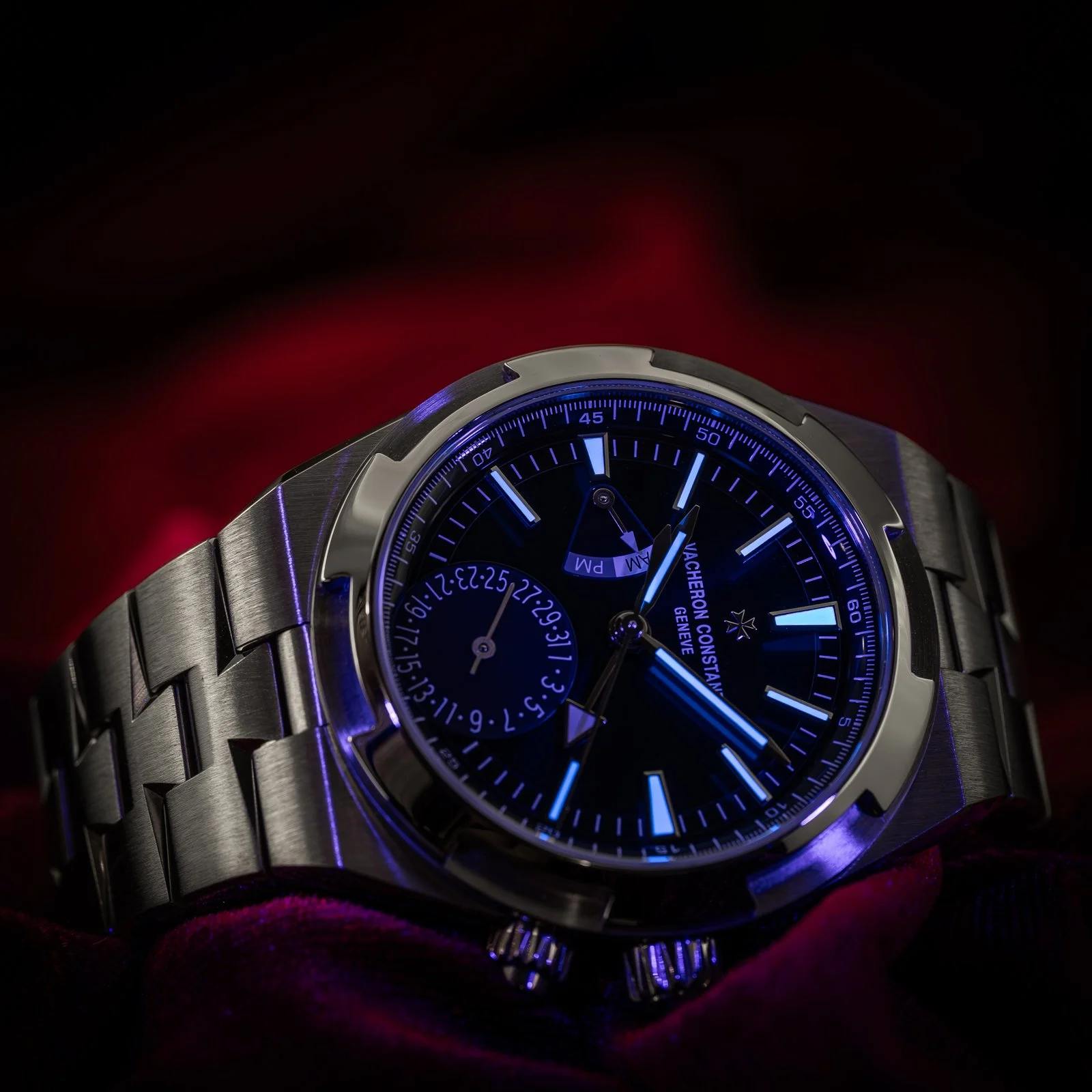 vacheron-constantin-overseas-dual-time-blue-dial7920v-the-stellaris-collection.16.jpg