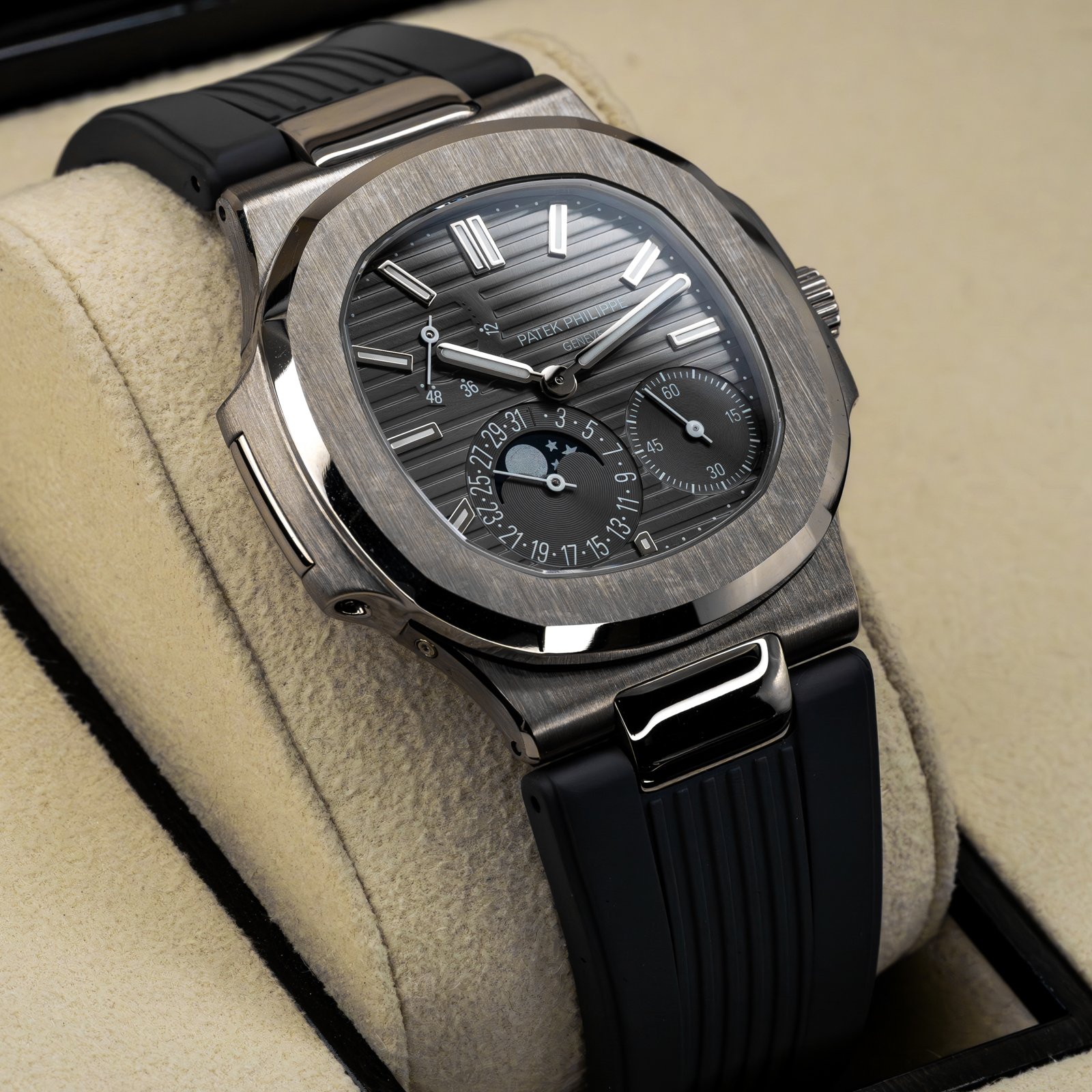 patek-philippe-nautilus-moonphase-white-gold-5712g-the-stellaris-collection.04.jpg