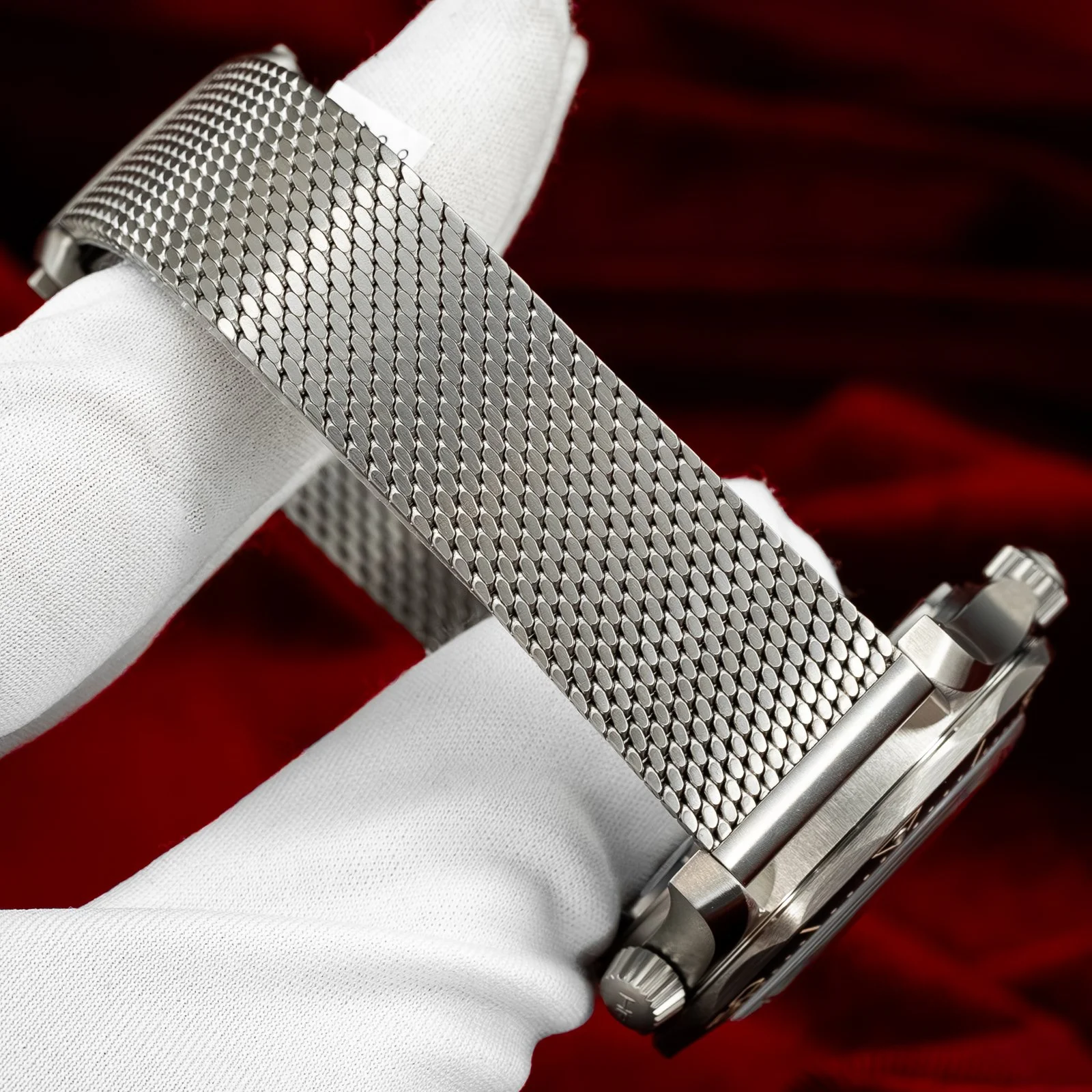 omega-seamaster-diver-300m-007-no-time-to-die-210.90.42.20.01.001-the-stellaris-collection.21.jpg