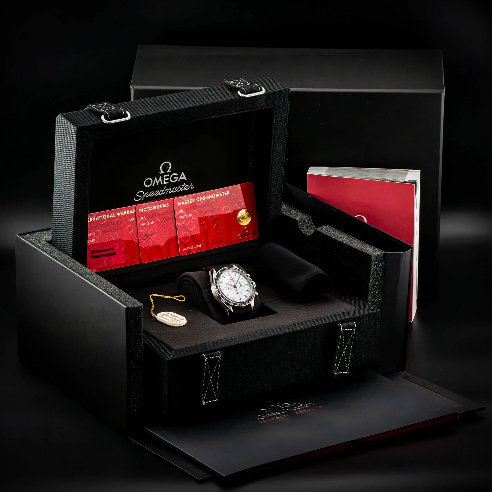 omega-speedmaster-moonwatch-white-dial-strap-310.32.42.50.04.001-the-stellaris-collection.03.jpg
