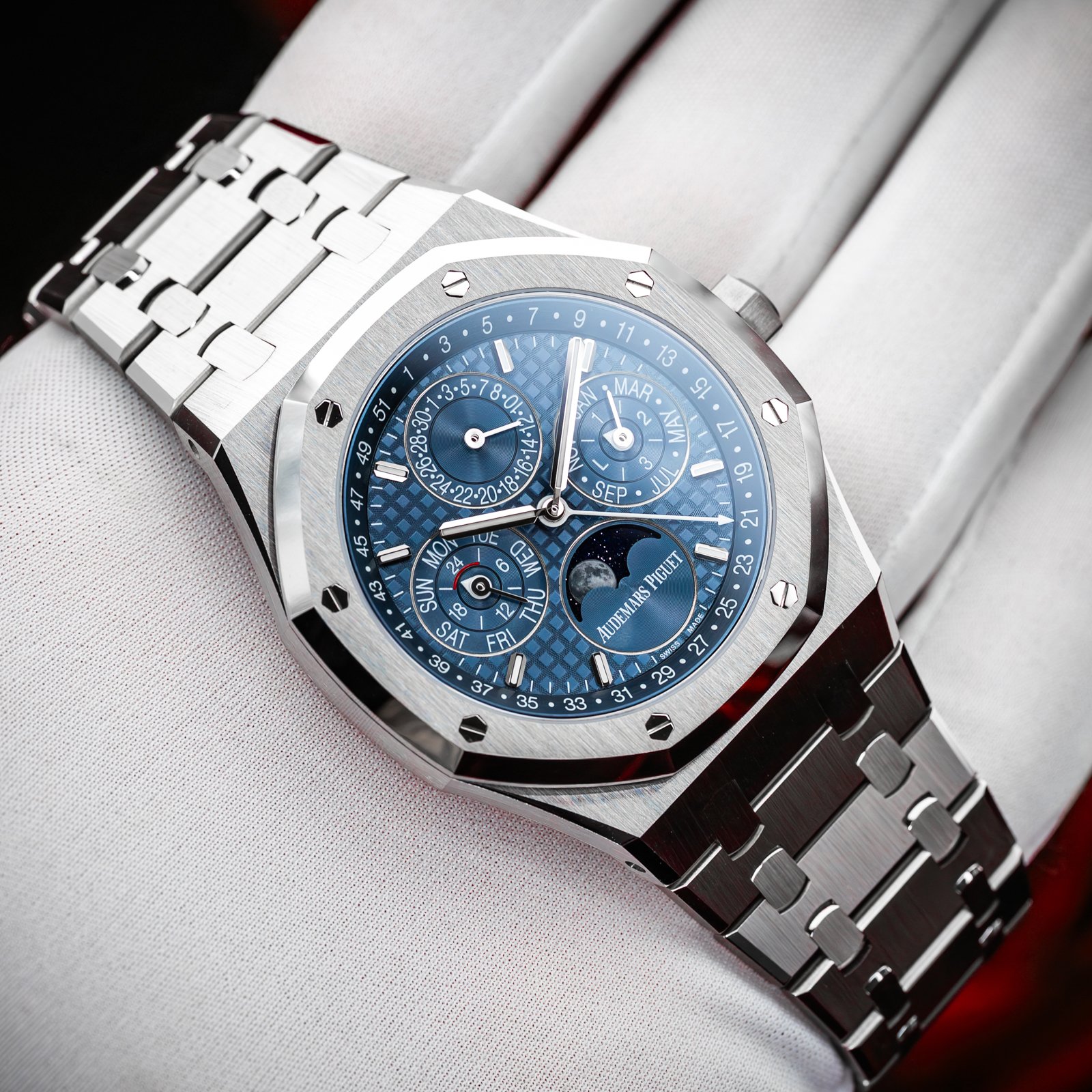 audemars-piguet-royal-oak-perpetual-calendar-26674st-blue-dial.13.jpg