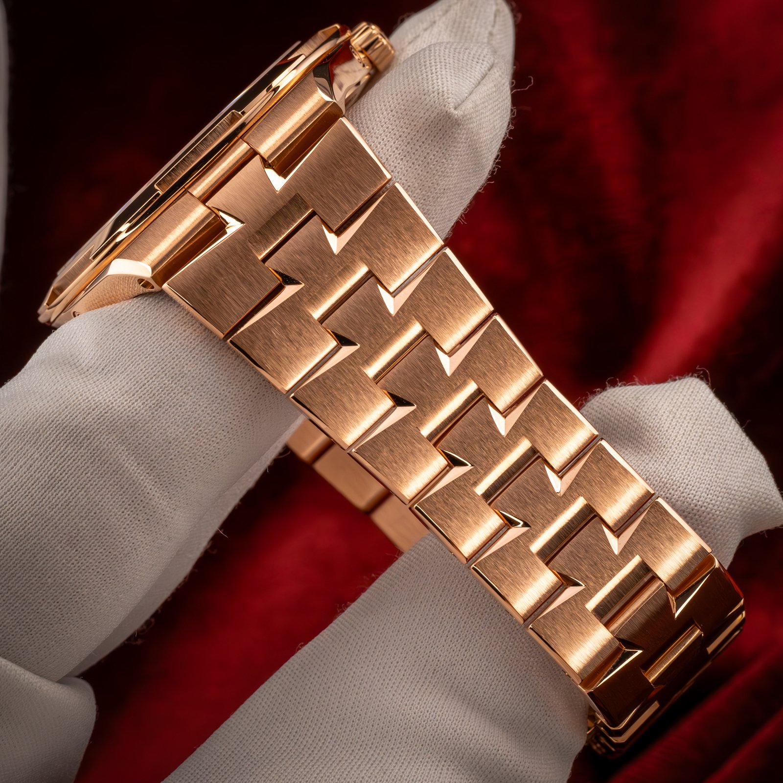 VacheronConstantinOverseasRoseGoldPerpetual.19.jpg