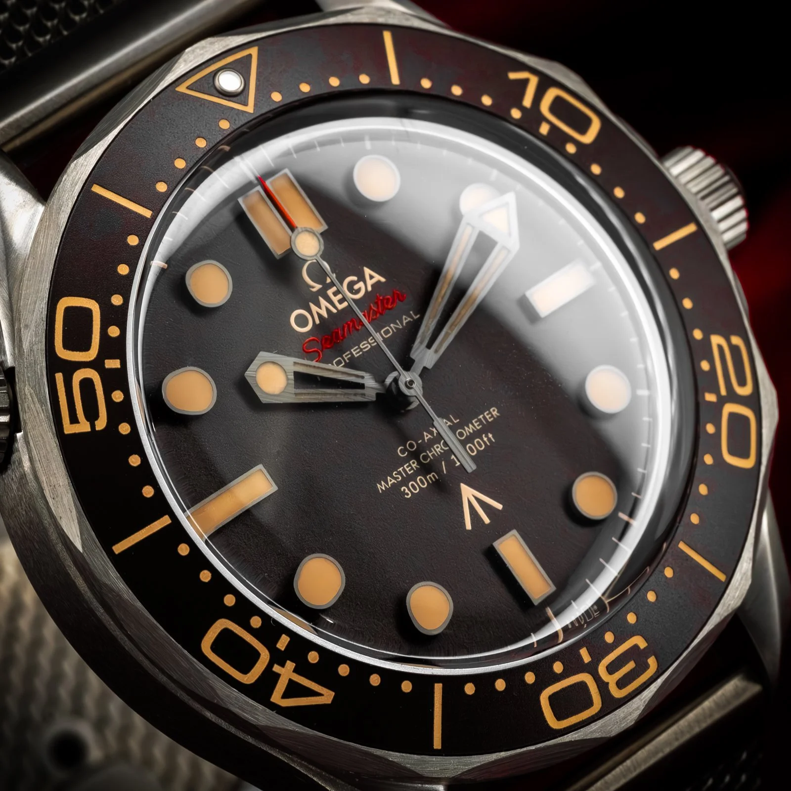 omega-seamaster-diver-300m-007-no-time-to-die-210.90.42.20.01.001-the-stellaris-collection.09.jpg