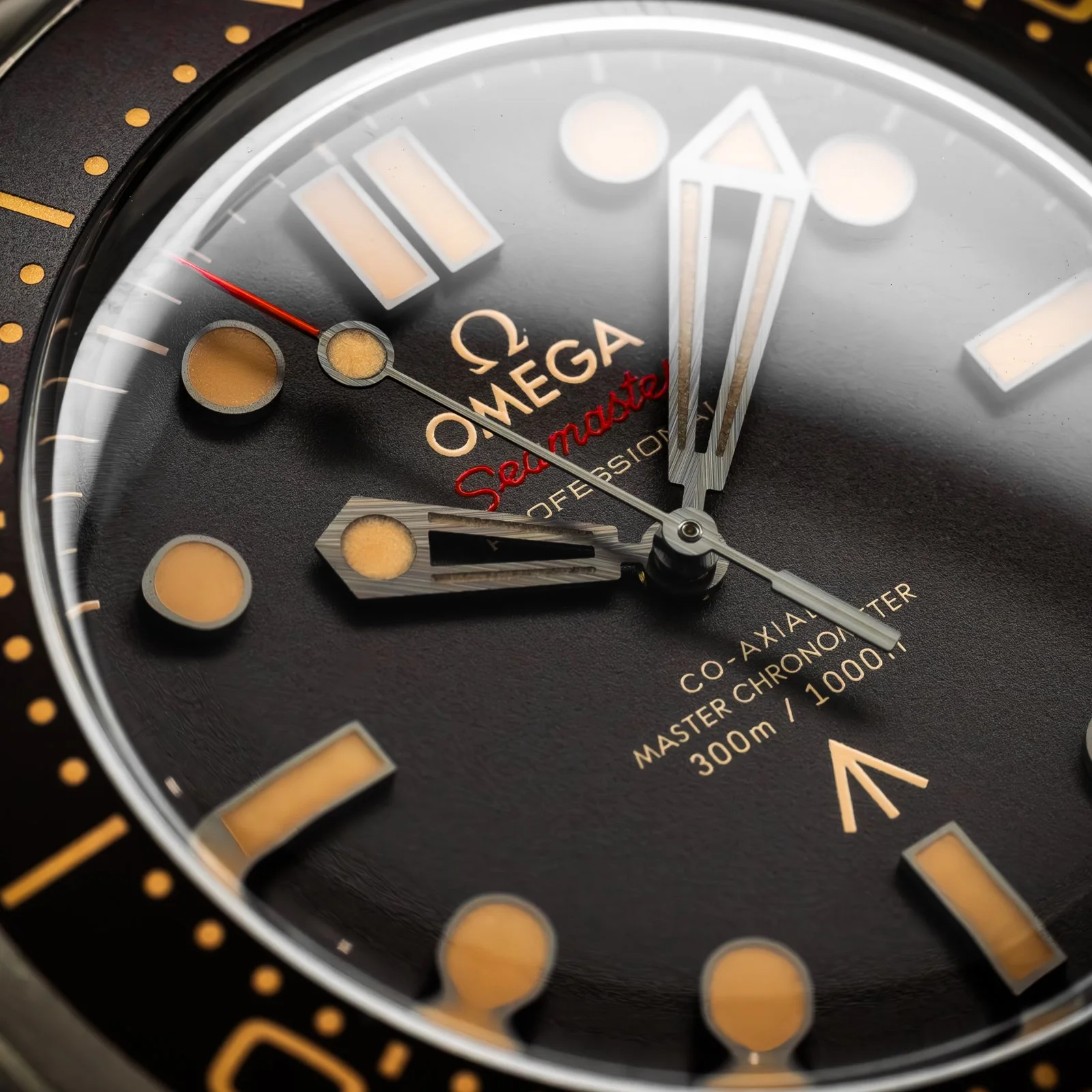 omega-seamaster-diver-300m-007-no-time-to-die-210.90.42.20.01.001-the-stellaris-collection.05.jpg