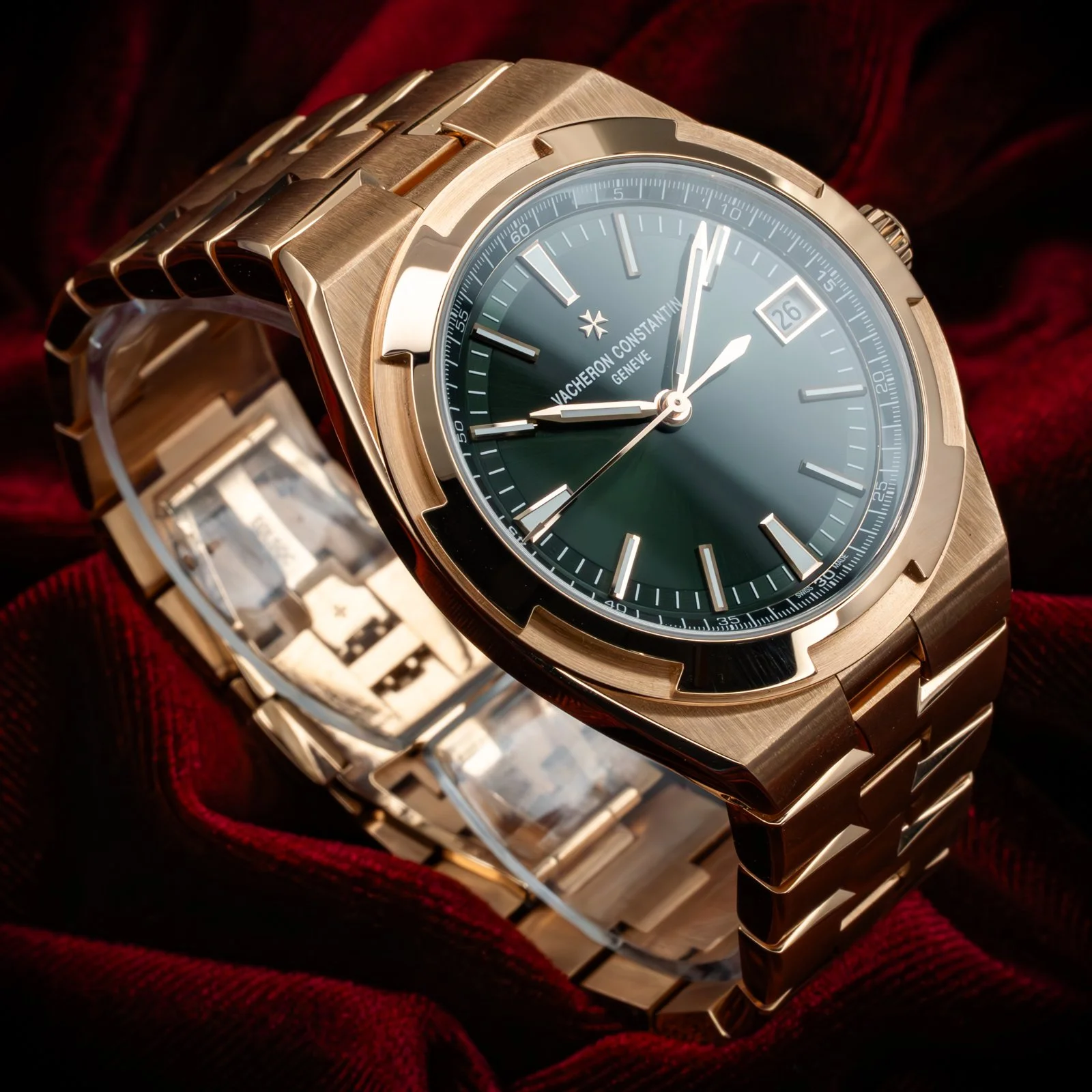vacheron-constantin-overseas-rose-gold-green-dial-4520V-the-stellaris-collection.08.jpg