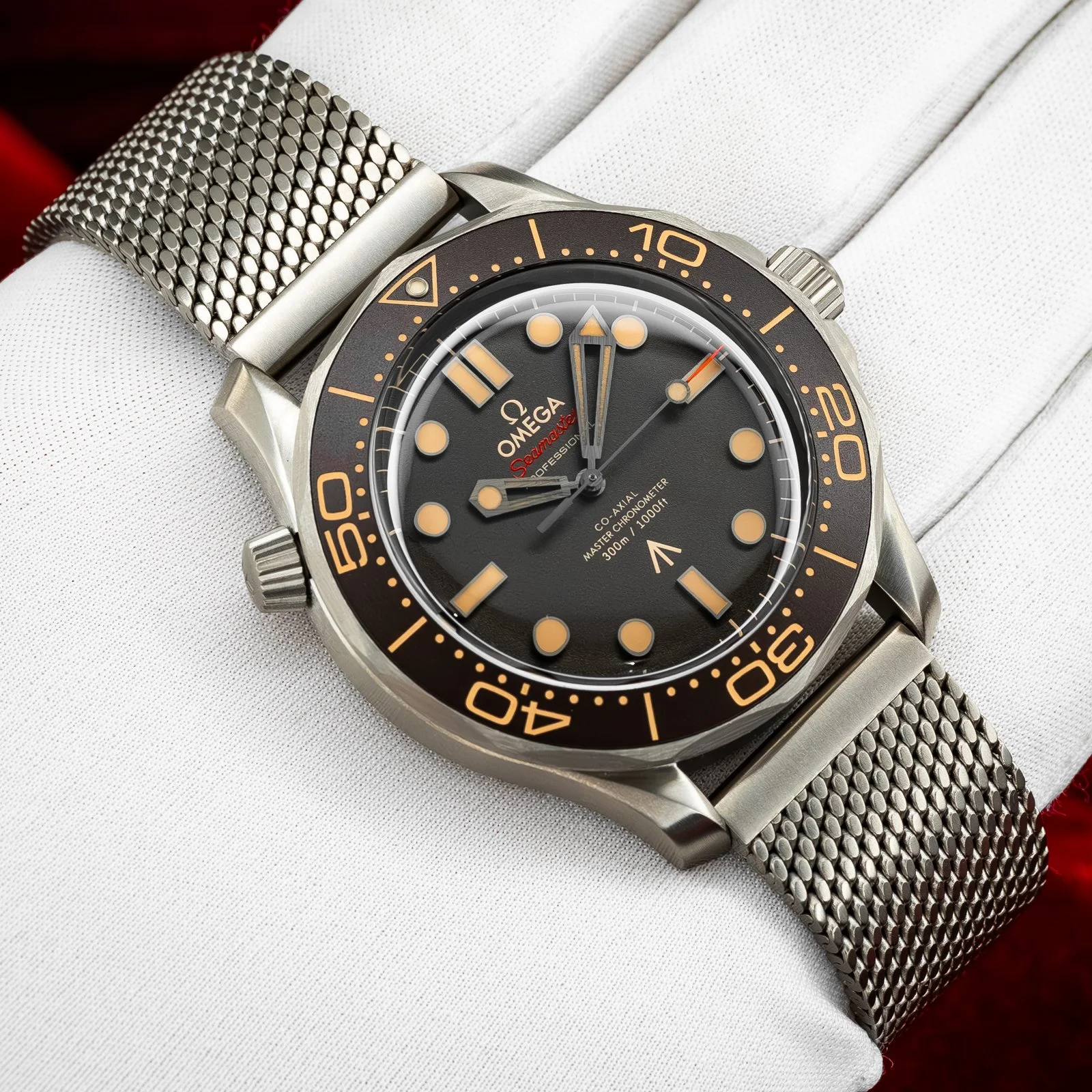 omega-seamaster-diver-300m-007-no-time-to-die-210.90.42.20.01.001-the-stellaris-collection.13.jpg