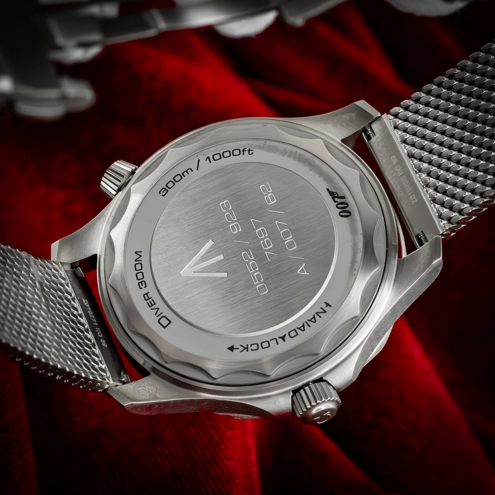 omega-seamaster-diver-300m-007-no-time-to-die-210.90.42.20.01.001-the-stellaris-collection.19.jpg