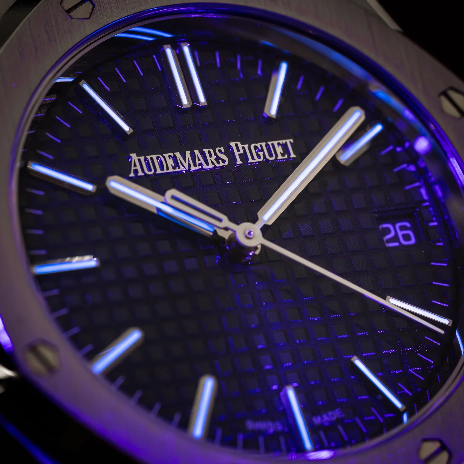 audemars-piguet-royal-oak-37mm-blue-dial-15550ST.OO.1356ST.06-the-stellaris-collection.22.jpg