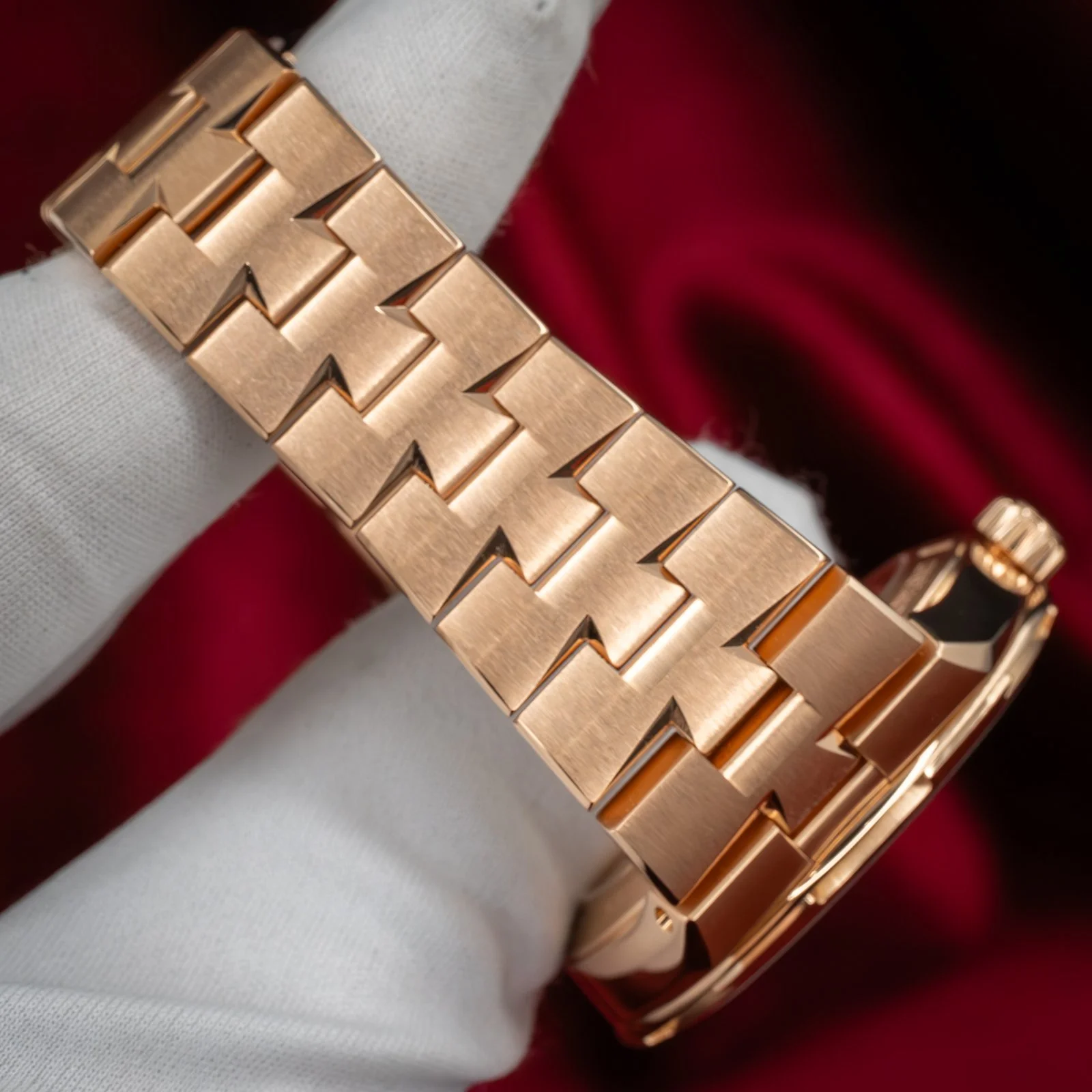 vacheron-constantin-overseas-rose-gold-green-dial-4520V-the-stellaris-collection.20.jpg