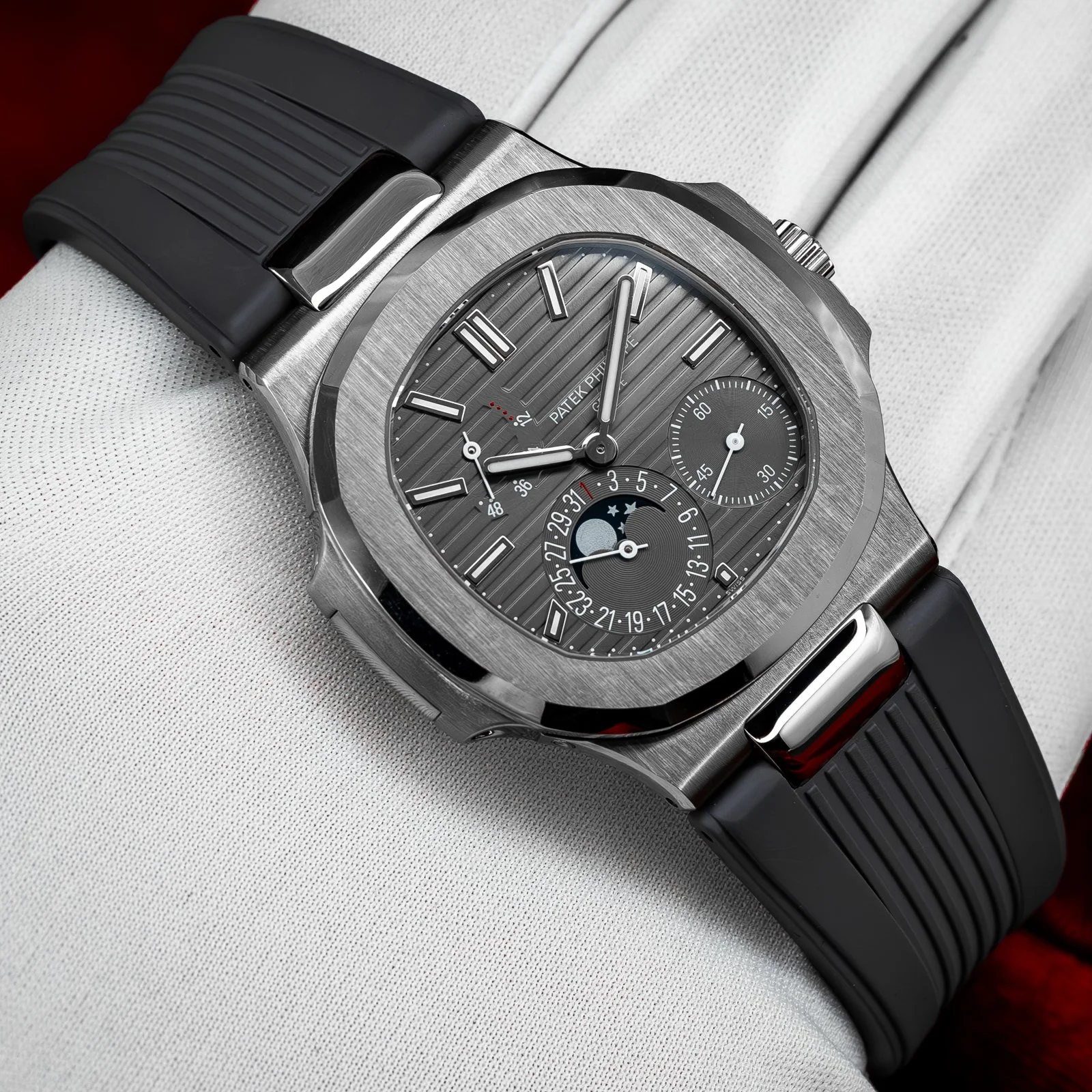 patek-philippe-nautilus-moonphase-white-gold-5712g-the-stellaris-collection.14.jpg