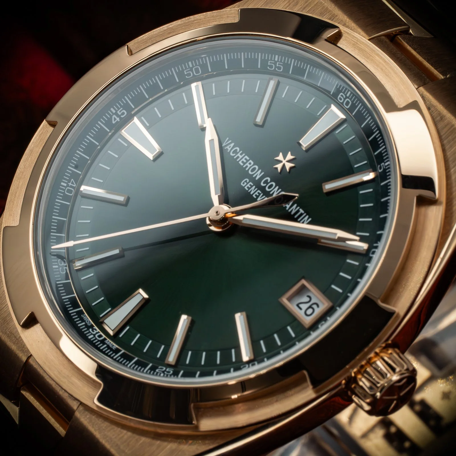 vacheron-constantin-overseas-rose-gold-green-dial-4520V-the-stellaris-collection.11.jpg