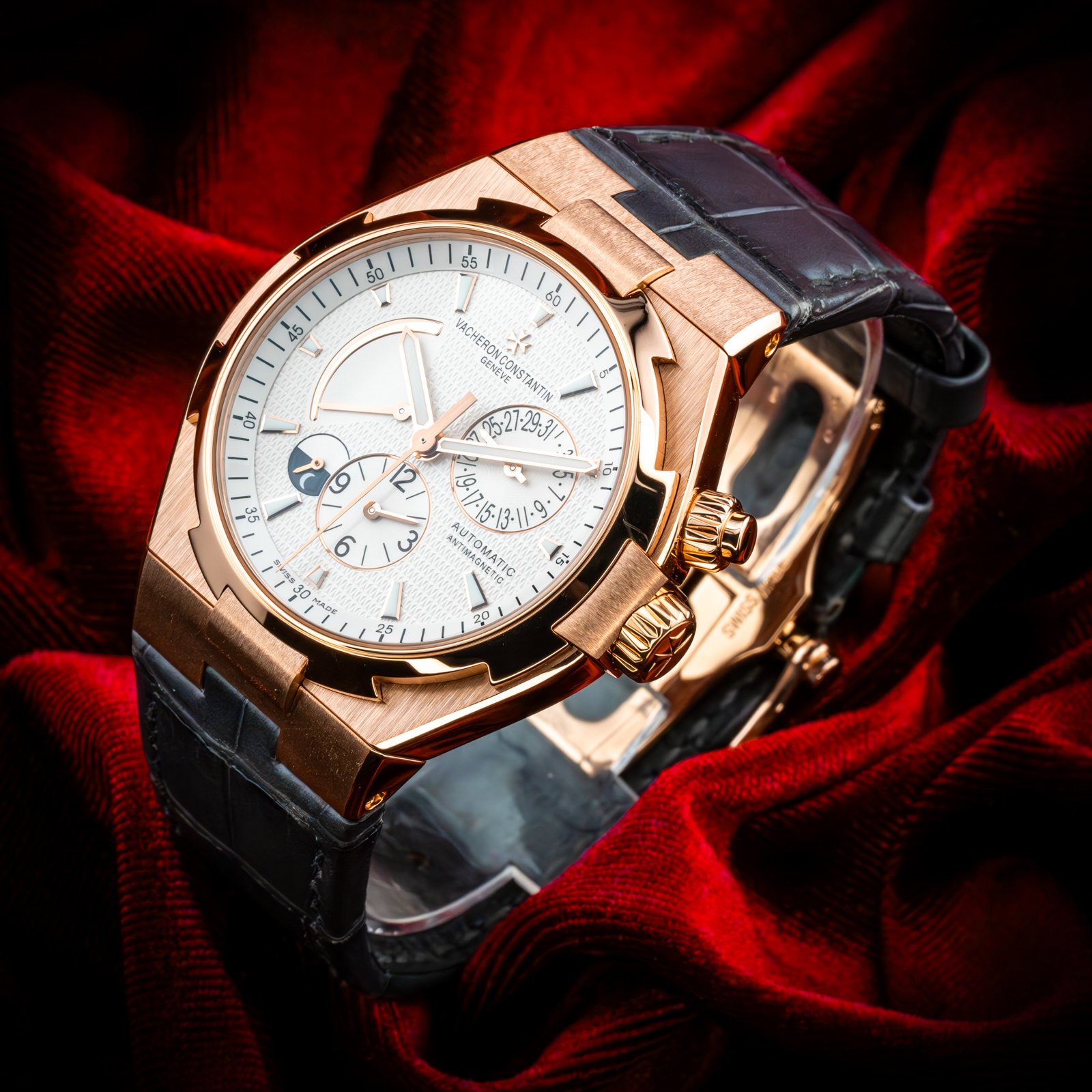 VacheronConstantinOverseasDualTimeRoseGold.11.jpg