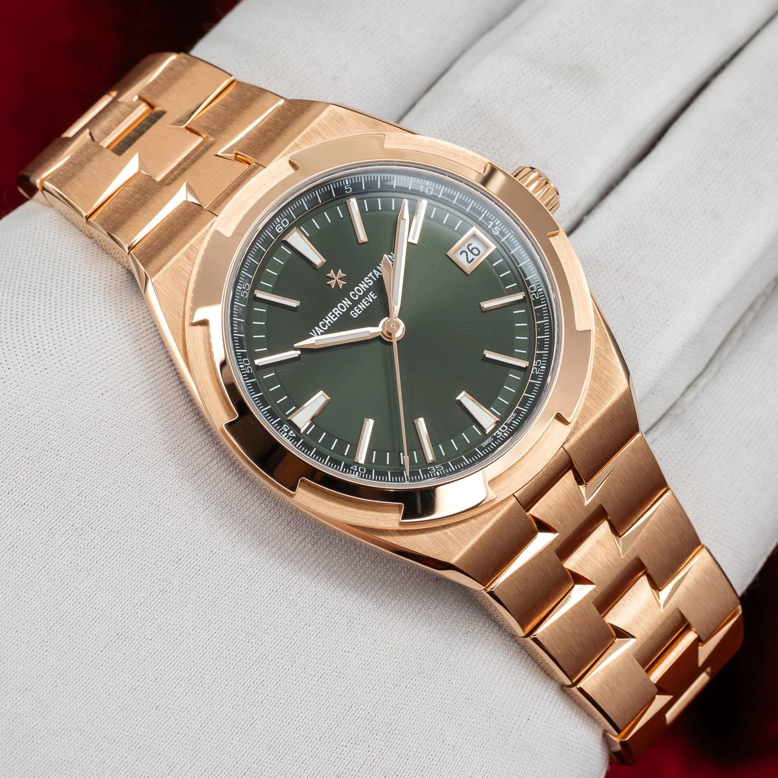 vacheron-constantin-overseas-rose-gold-green-dial-4520V-the-stellaris-collection.12.jpg