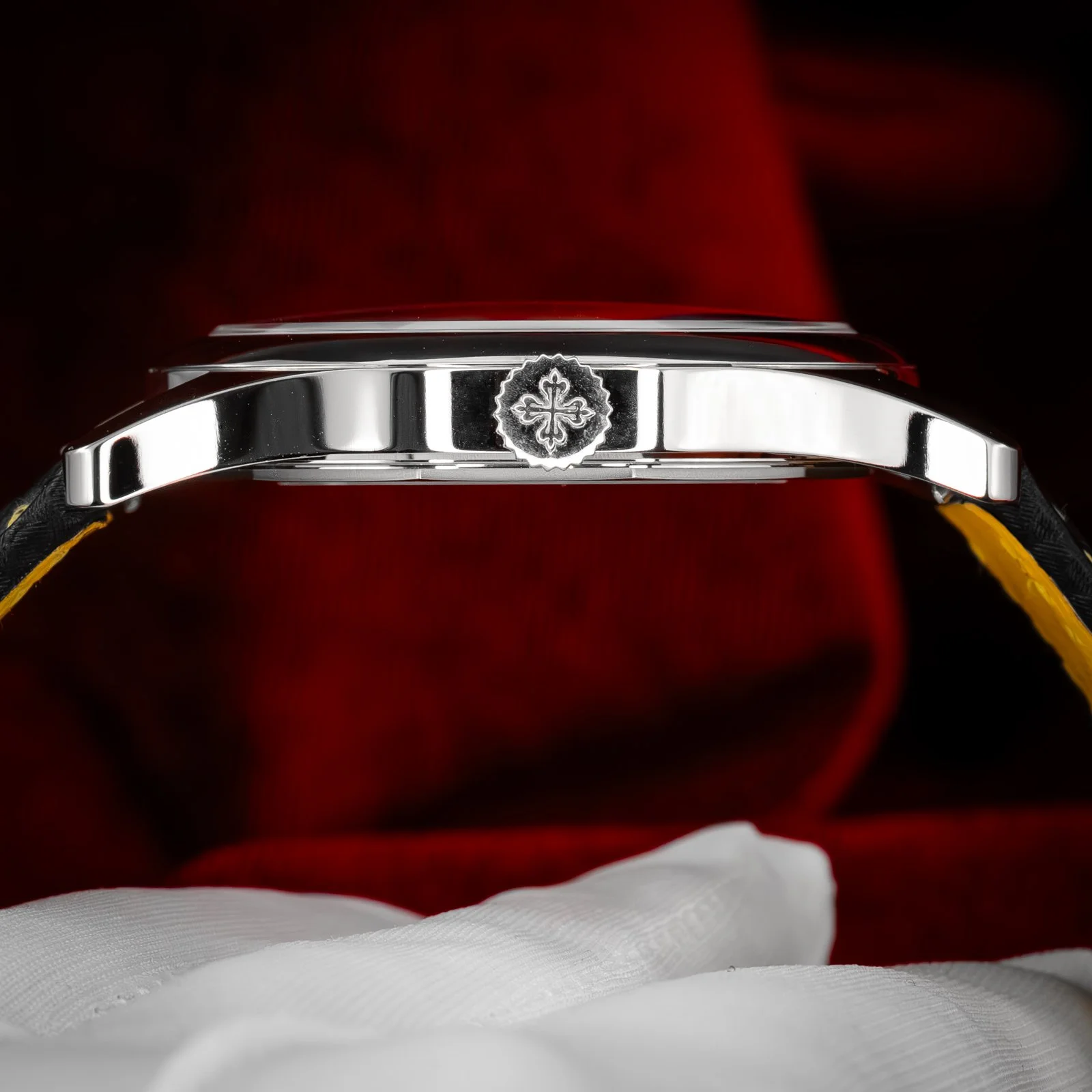 patek-philippe-calatrava-white-gold-yellow-dial-6007g-the-stellaris-collection.14.jpg