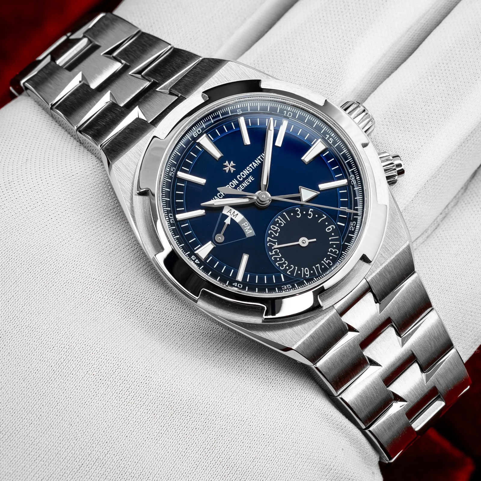 vacheron-constantin-overseas-dual-time-blue-dial7920v-the-stellaris-collection.13.jpg