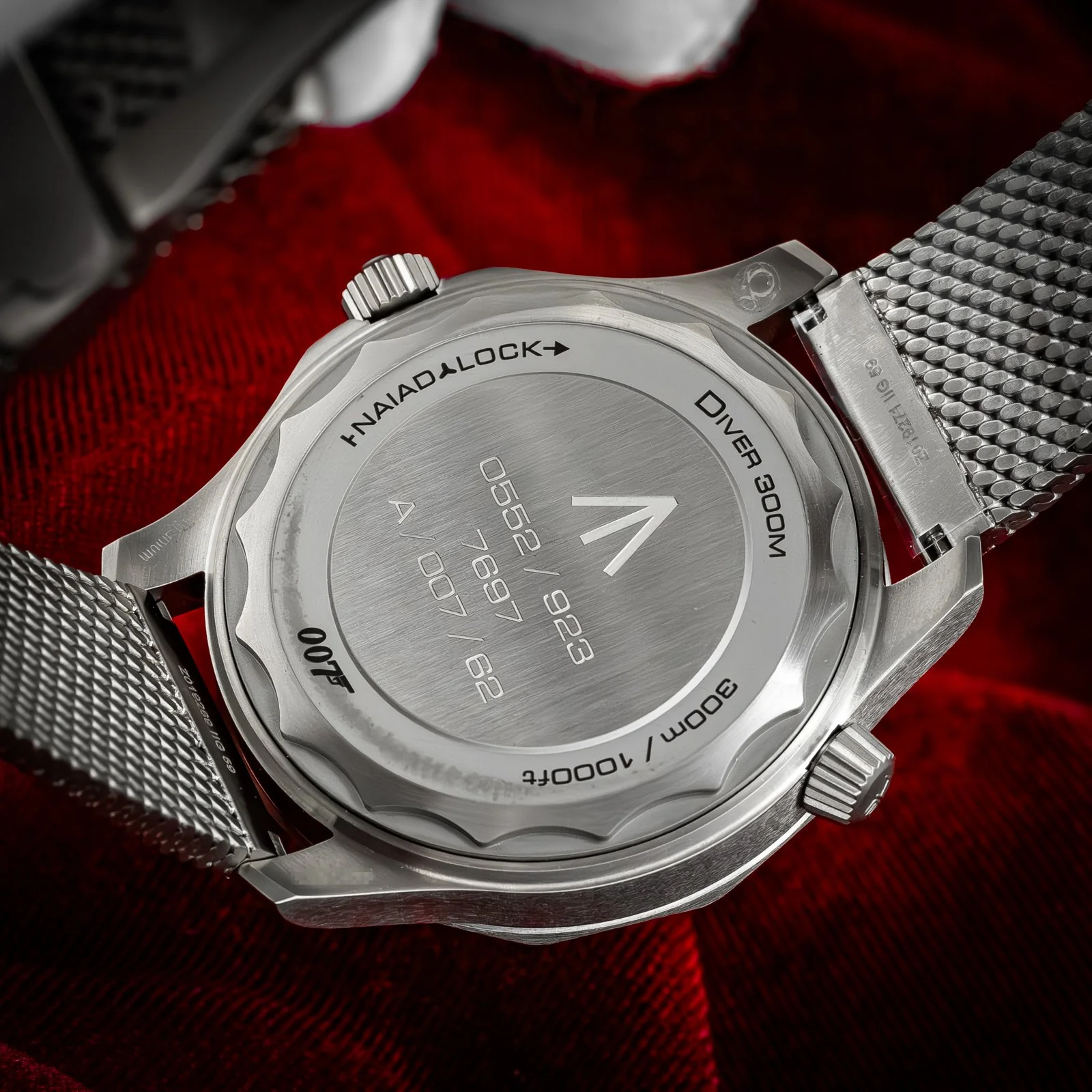 omega-seamaster-diver-300m-007-no-time-to-die-210.90.42.20.01.001-the-stellaris-collection.18.jpg