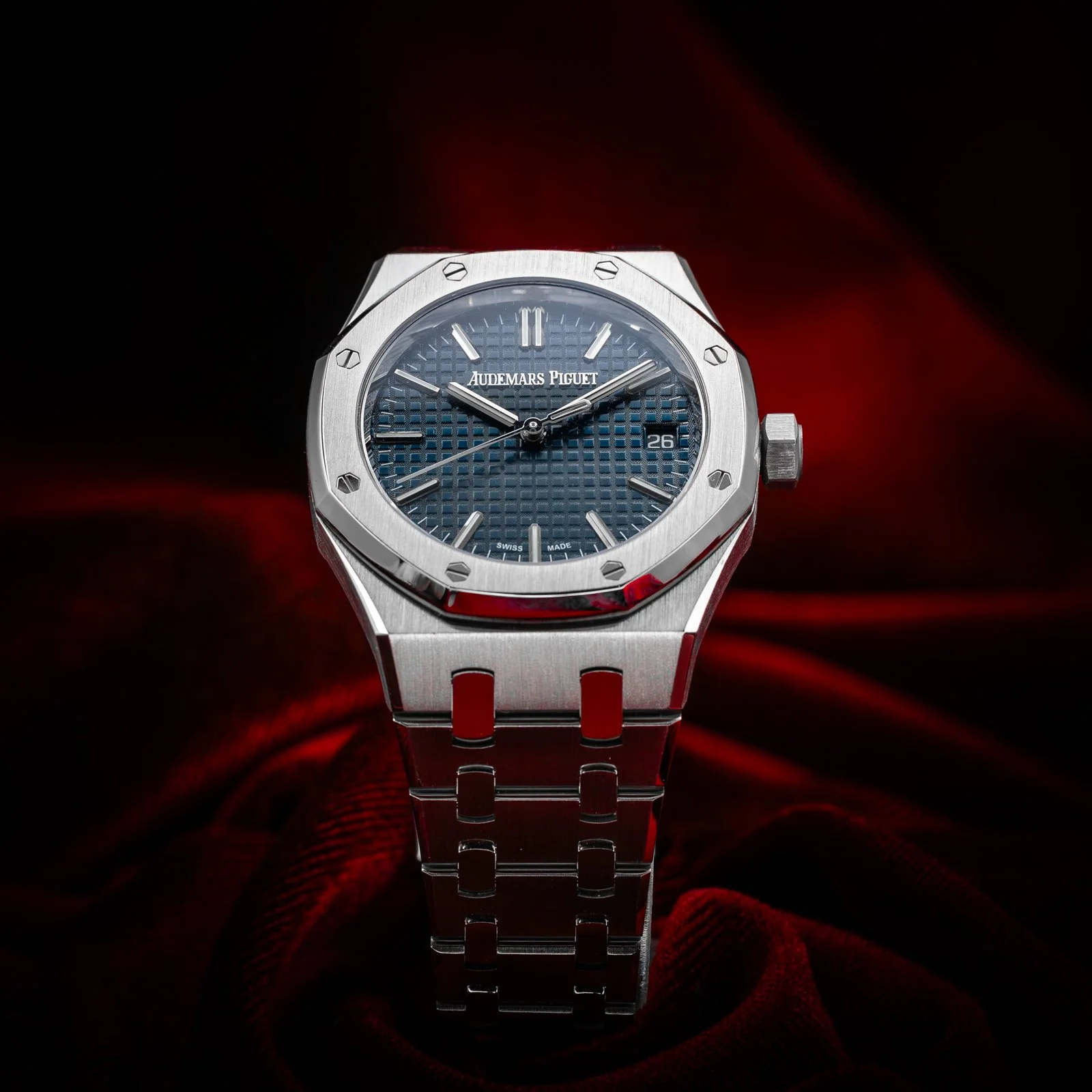 audemars-piguet-royal-oak-37mm-blue-dial-15550ST.OO.1356ST.06-the-stellaris-collection.05.jpg
