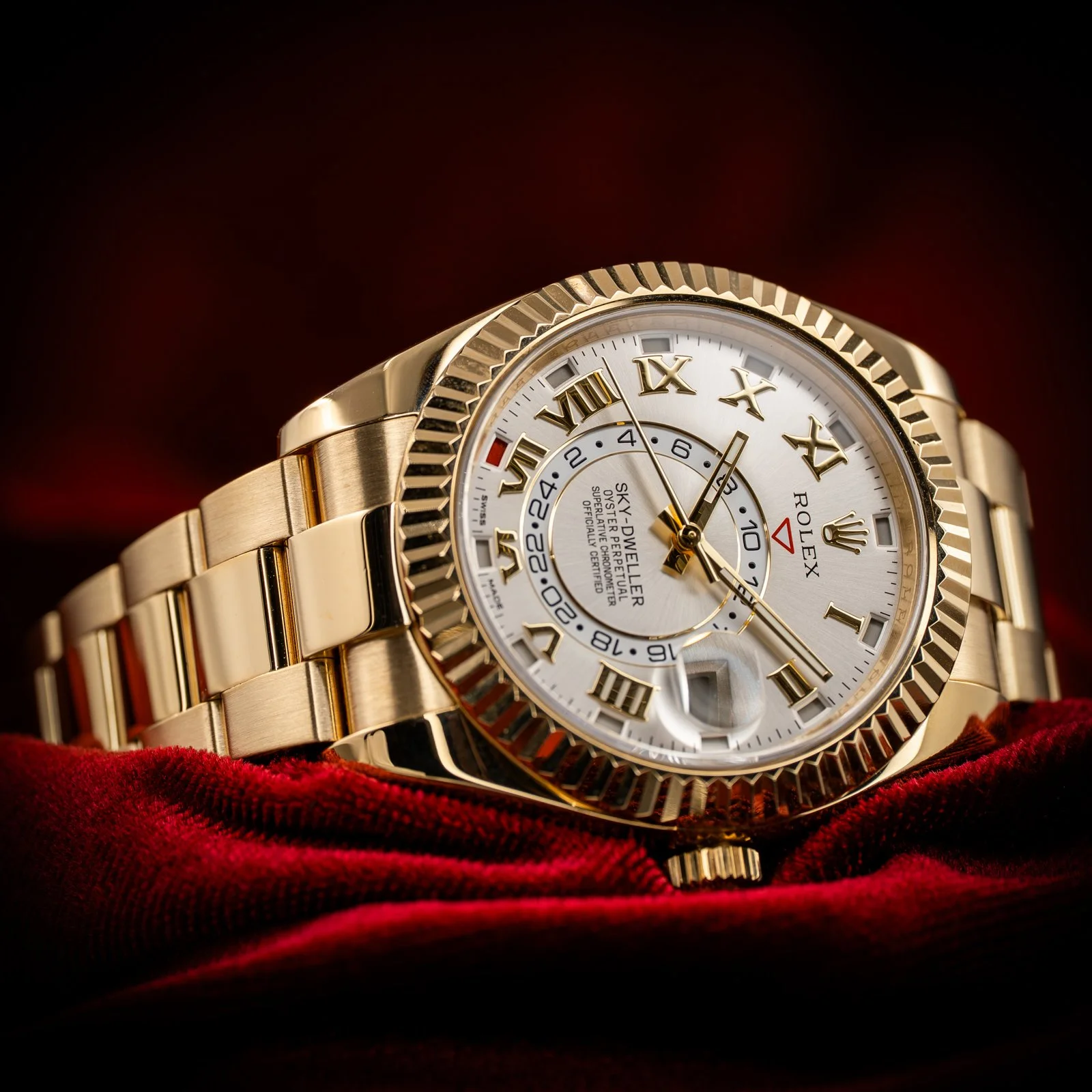rolex-skydweller-yellow-gold-silver-roman-the-stellaris-collection.02.jpg