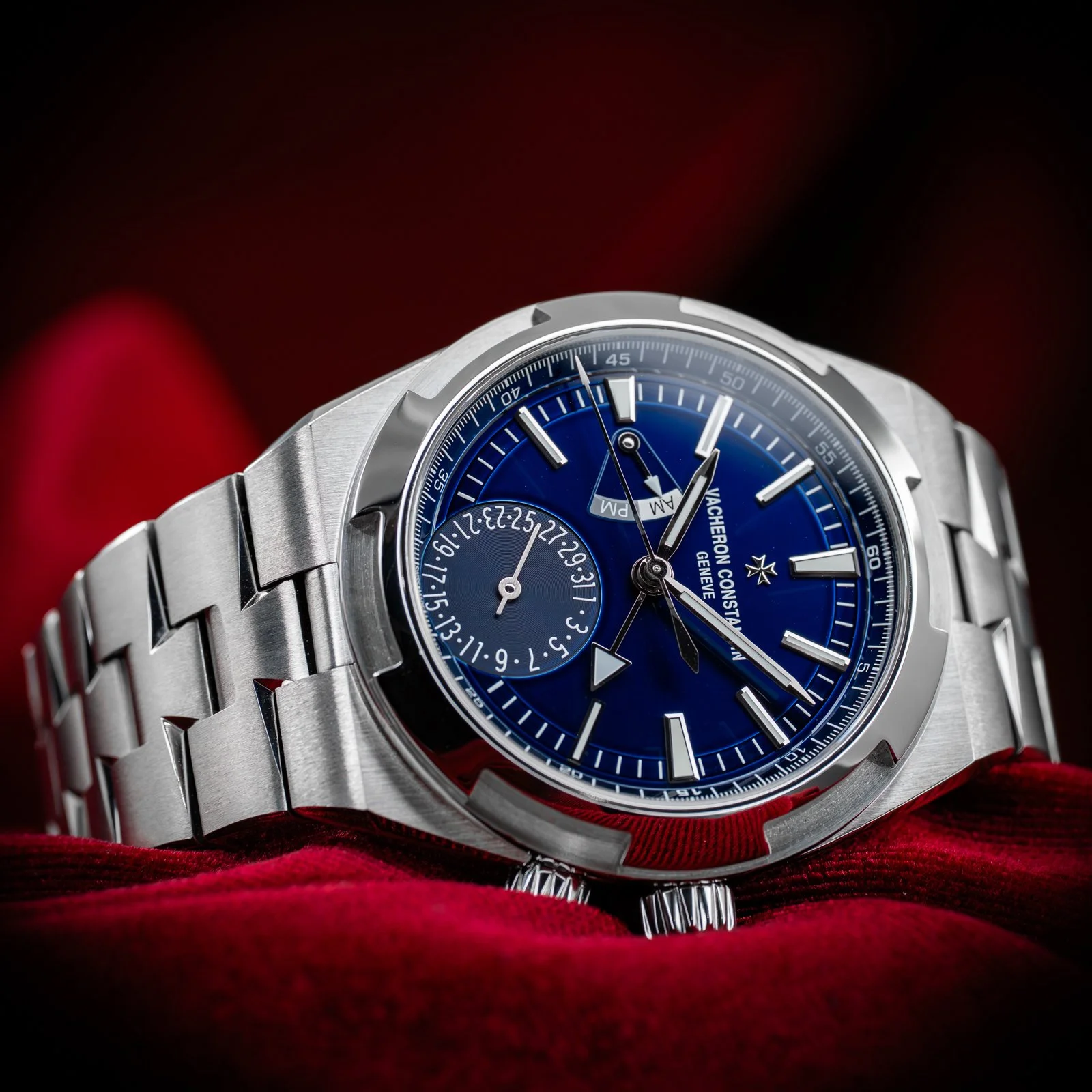 VacheronConstantinOverseasDualTime7900V.02.jpg