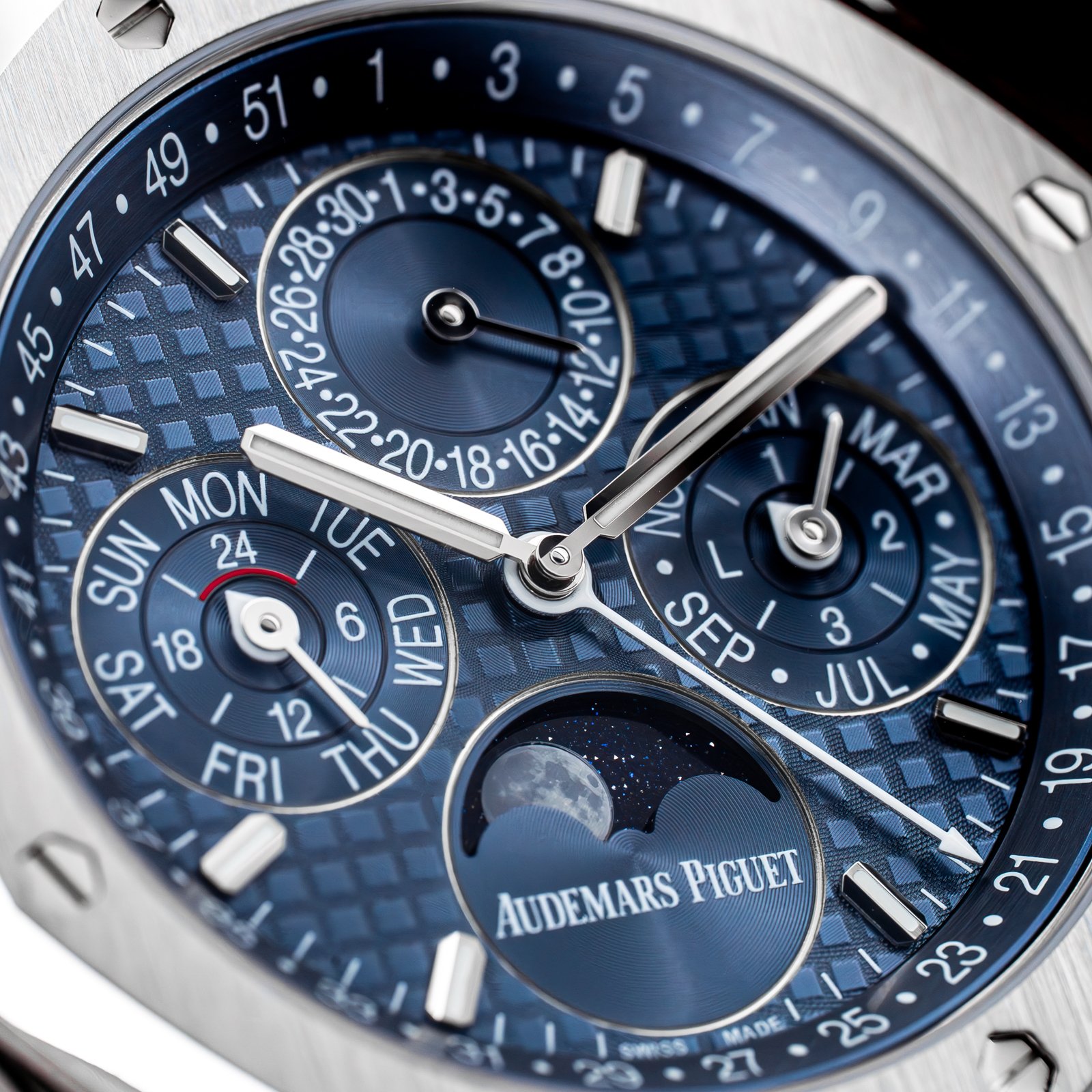 audemars-piguet-royal-oak-perpetual-calendar-26674st-blue-dial.17.jpg