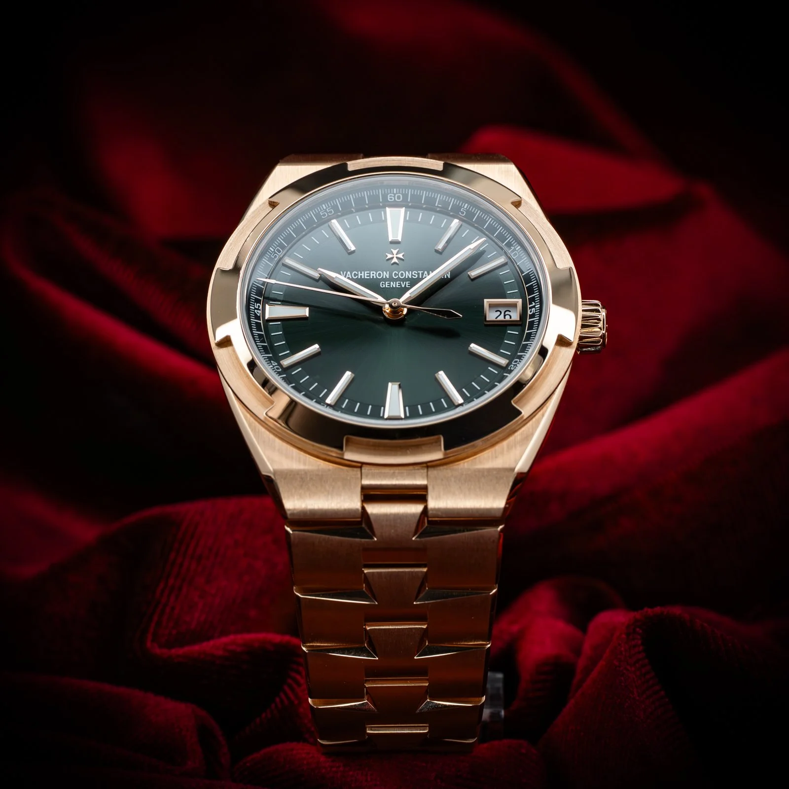 vacheron-constantin-overseas-rose-gold-green-dial-4520V-the-stellaris-collection.03.jpg