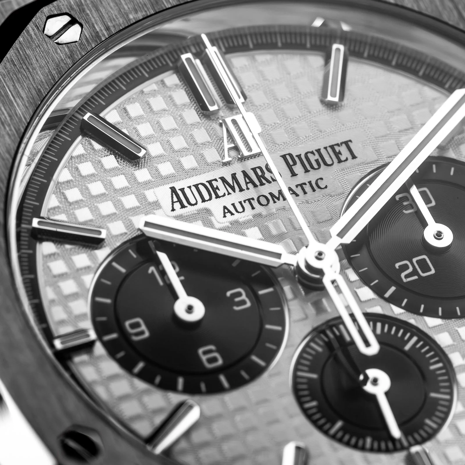 audemars-piguet-royal-oak-chronograph-panda-dial-26331ST-the-stellaris-collection.05.jpg