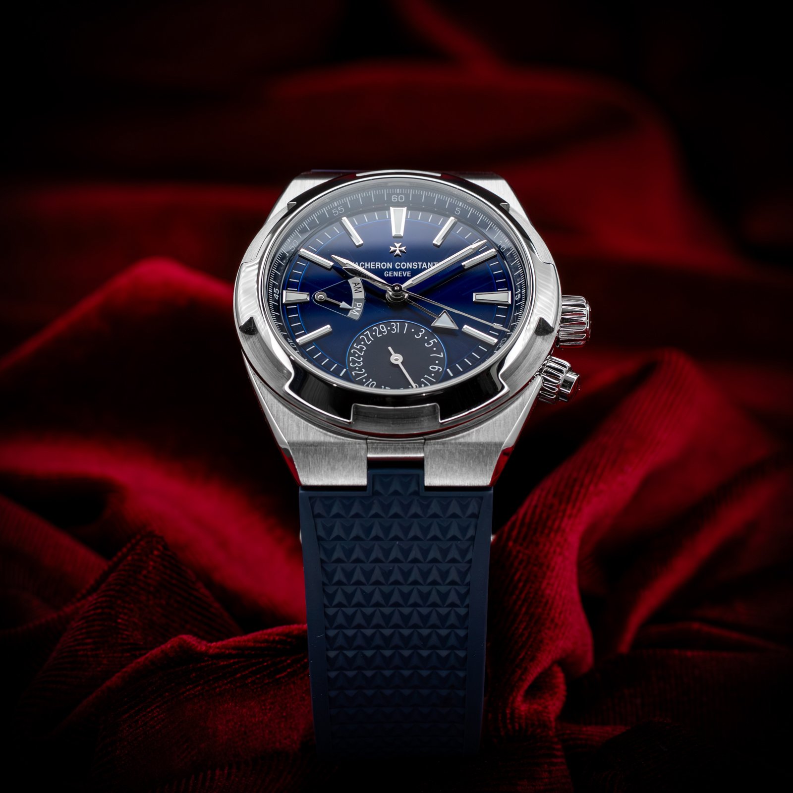 VacheronConstantinOverseasDualTime7900V.03.jpg