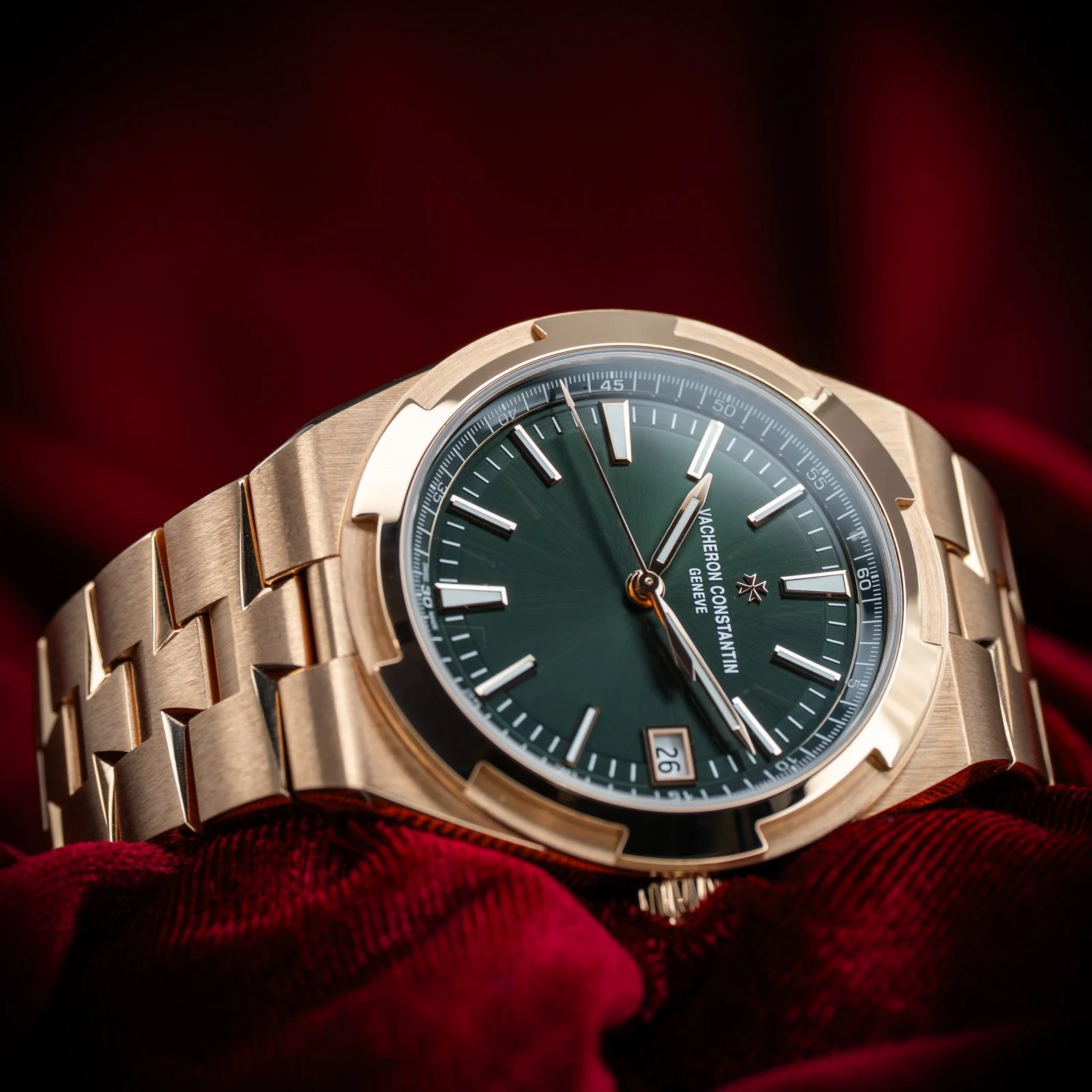 vacheron-constantin-overseas-rose-gold-green-dial-4520V-the-stellaris-collection.02.jpg