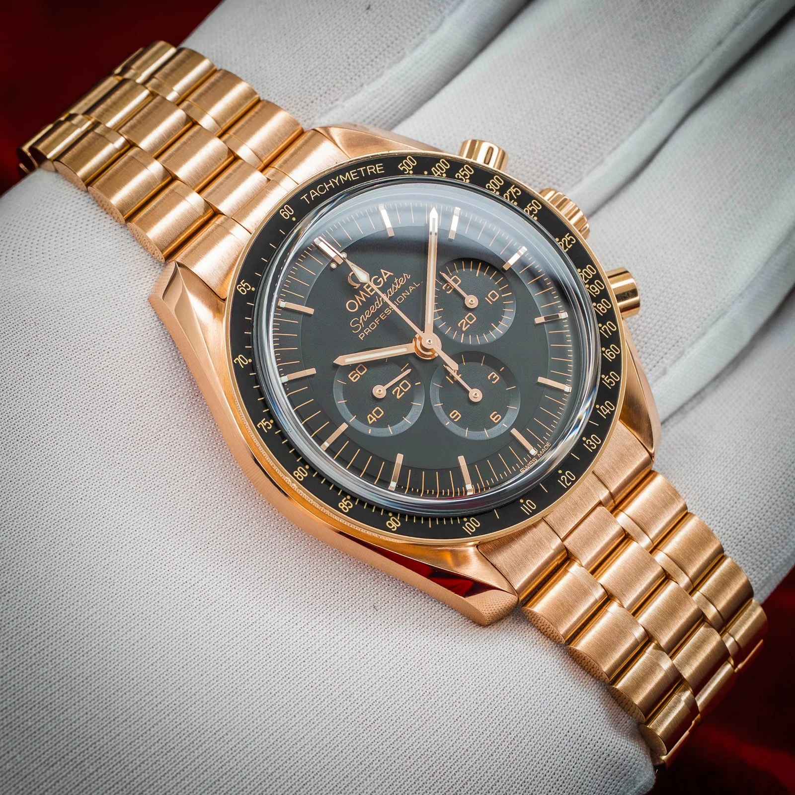 omega-speedmaster-sedna-gold-black-dial-310.60.42.50.01.001-the-stellaris-collection 13.jpg