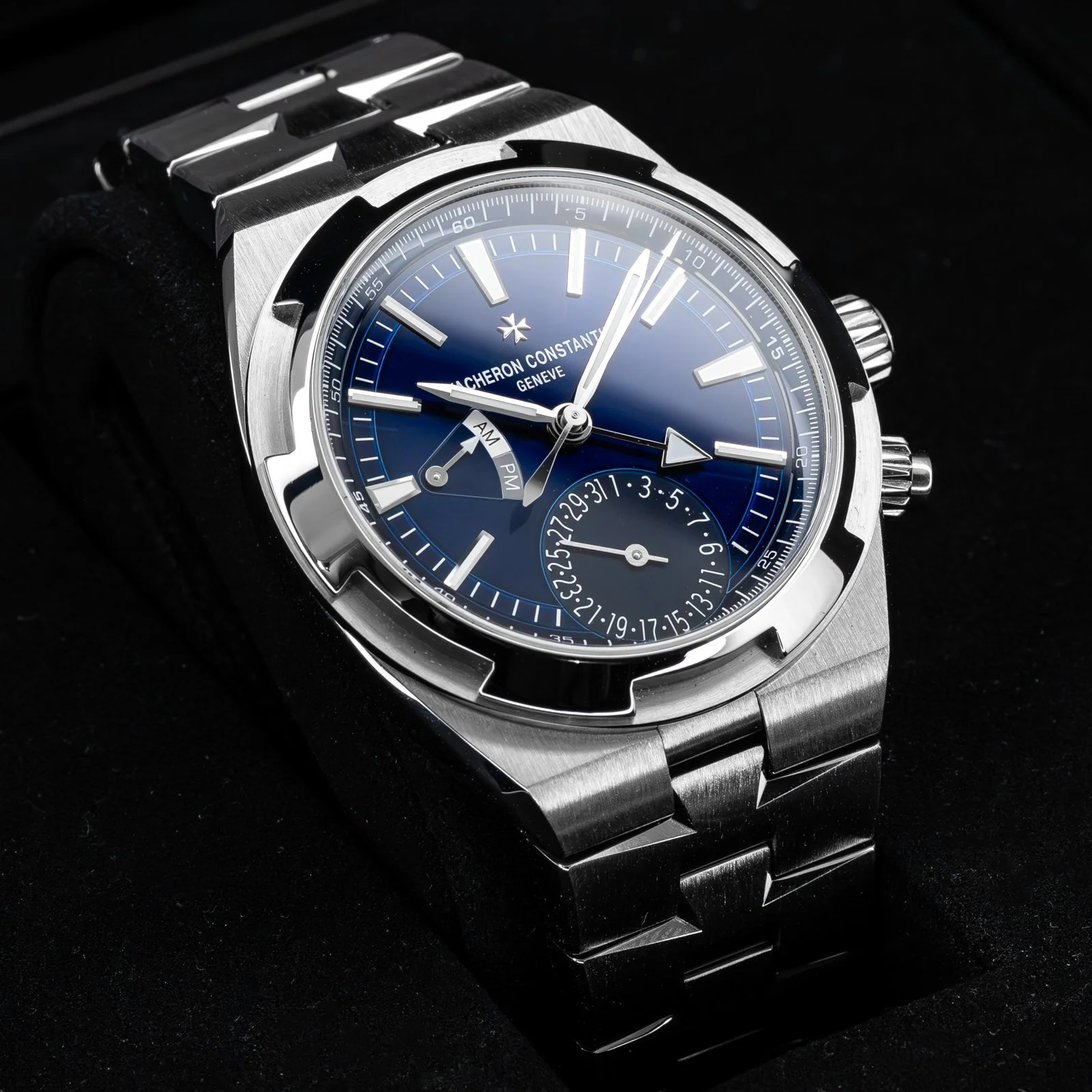 vacheron-constantin-overseas-dual-time-blue-dial7920v-the-stellaris-collection.04.jpg