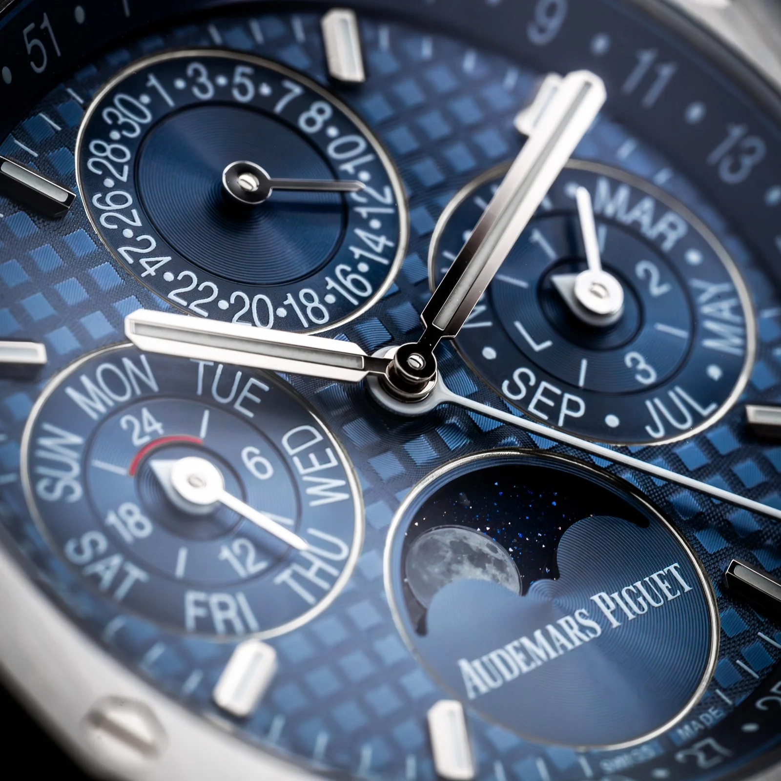 audemars-piguet-royal-oak-perpetual-calendar-26674st-blue-dial.05.jpg