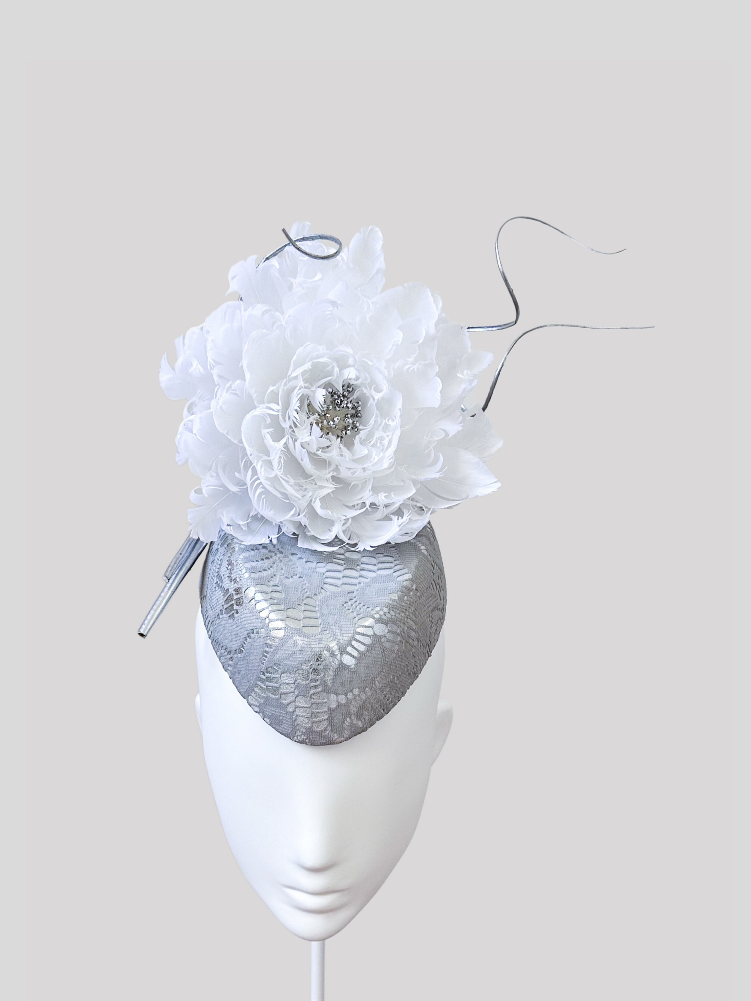 candoreargentato-silver-white-feather-hat-front-view.png