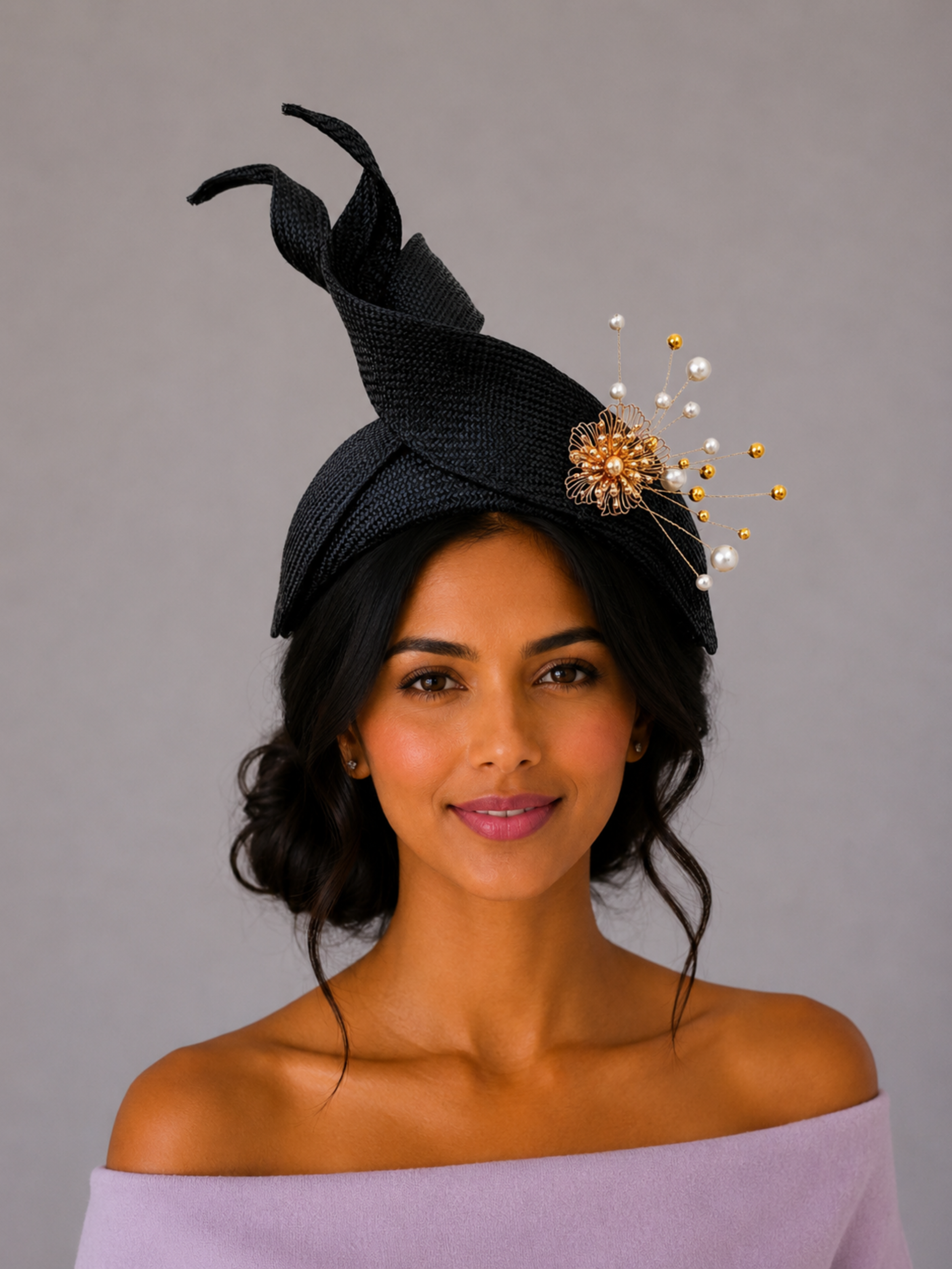 Model: SÉLÈNE Noir Parisisal bandeau headband styled on a model, showcasing its sculptural profile and gold embellishment.