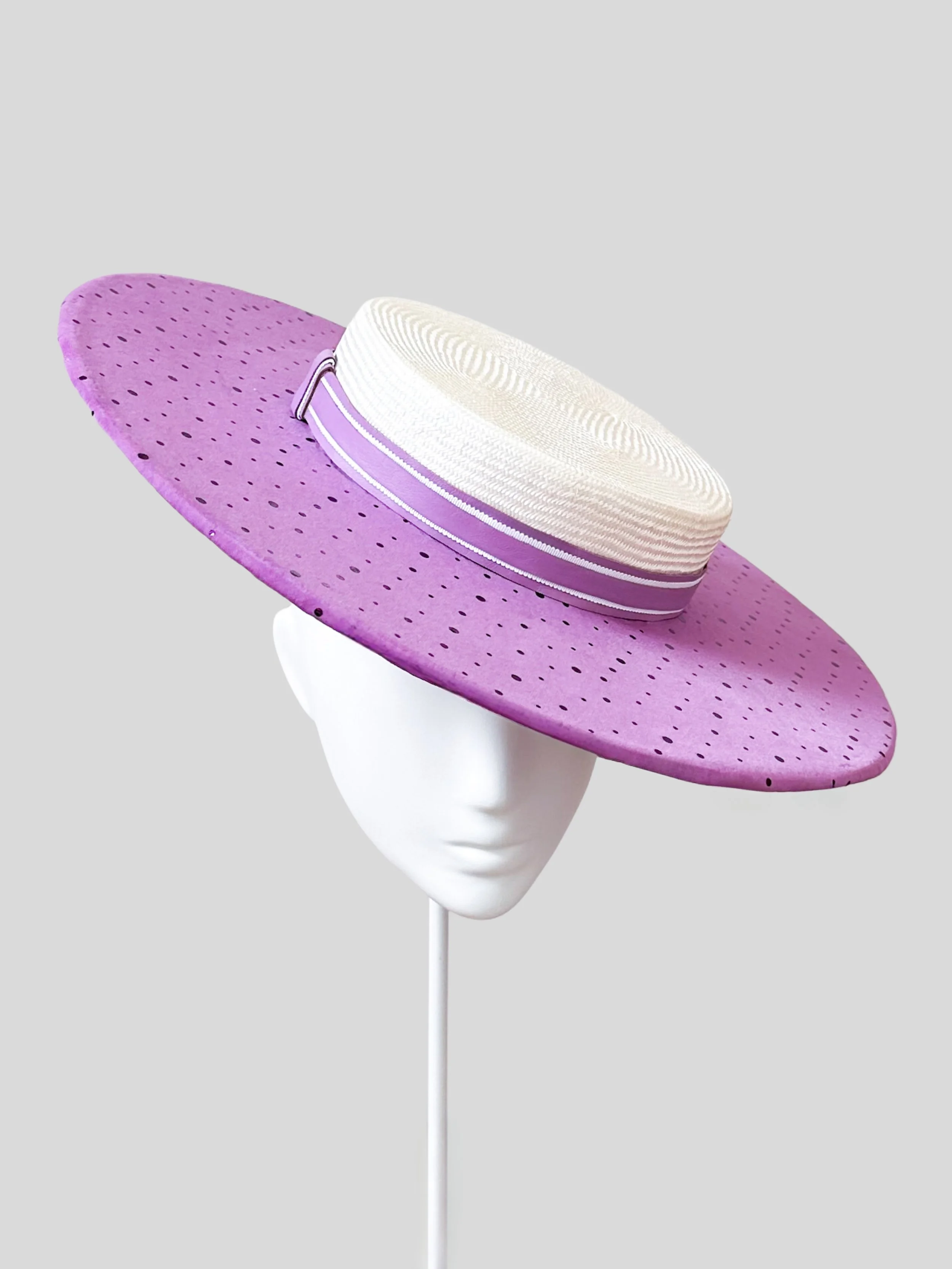 View of the Canotier from the left side, showcasing the elegant contrast between the ivory and purple brims. A stylish side profile.