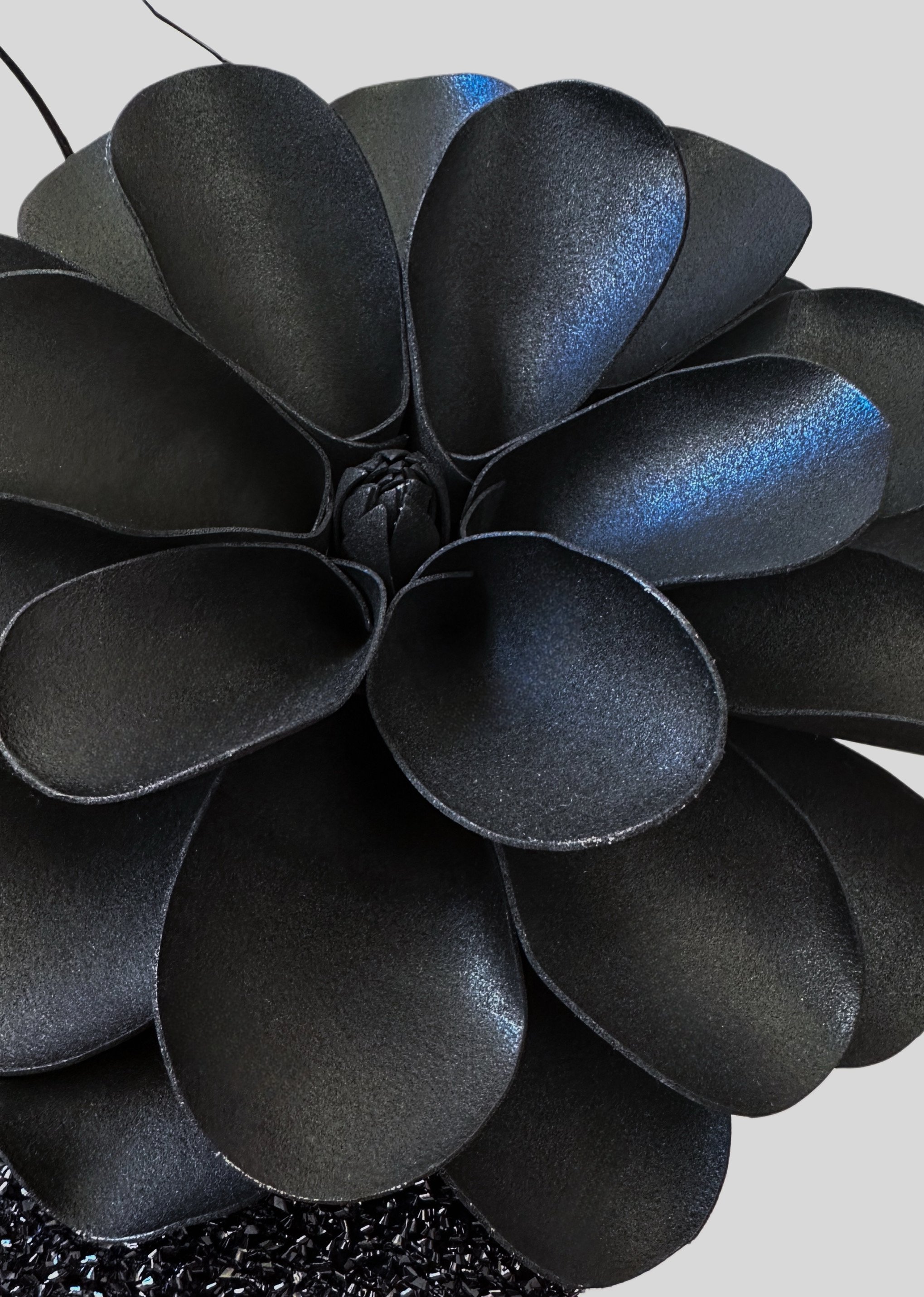 View the intricate details of the Noche Estrellada. Close-up reveals the black metallic finish, oversized flower, and twisted quill detailing.